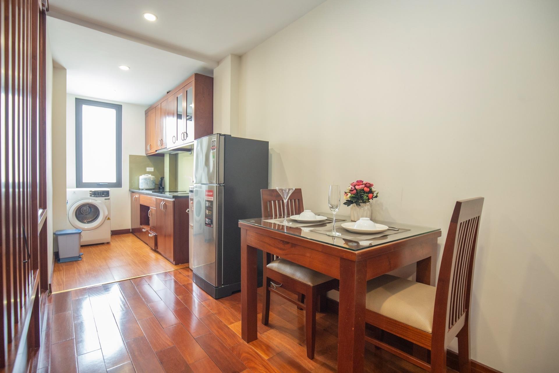 Căn hộ dịch vụ phố Đào Tấn cho thuê căn 1 ngủ 50m². Giá thuê căn hộ 15.5tr/tháng.