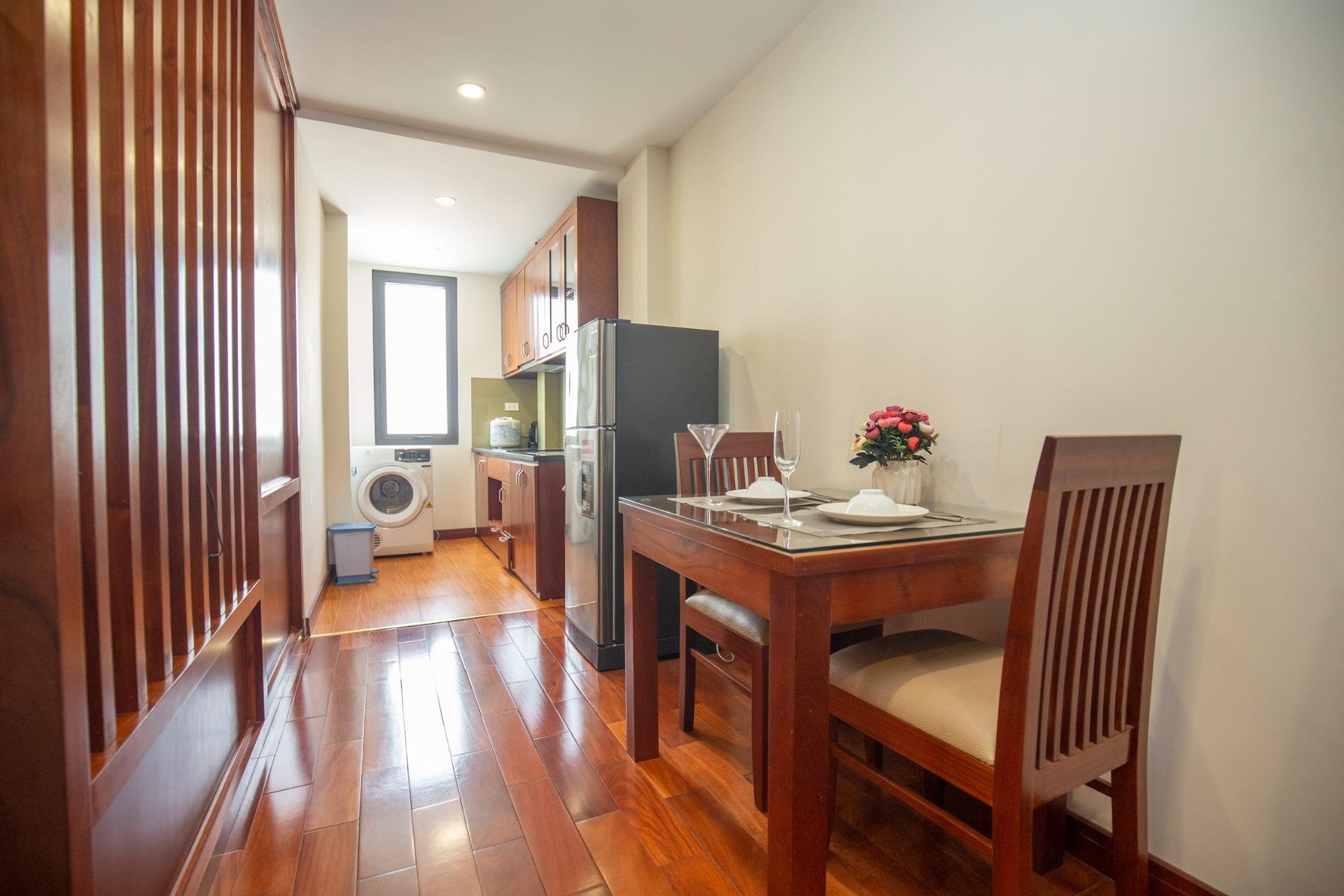 Căn hộ dịch vụ phố Đào Tấn cho thuê căn 1 ngủ 50m². Giá thuê căn hộ 15.5tr/tháng.