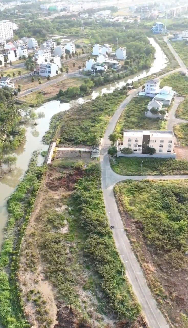 Cần bán gấp bán nhanh nền đất 310 m2, hướng Tây-Bắc tại Quận 9 - TP Hồ Chí Minh, giá 26,97 tỷ