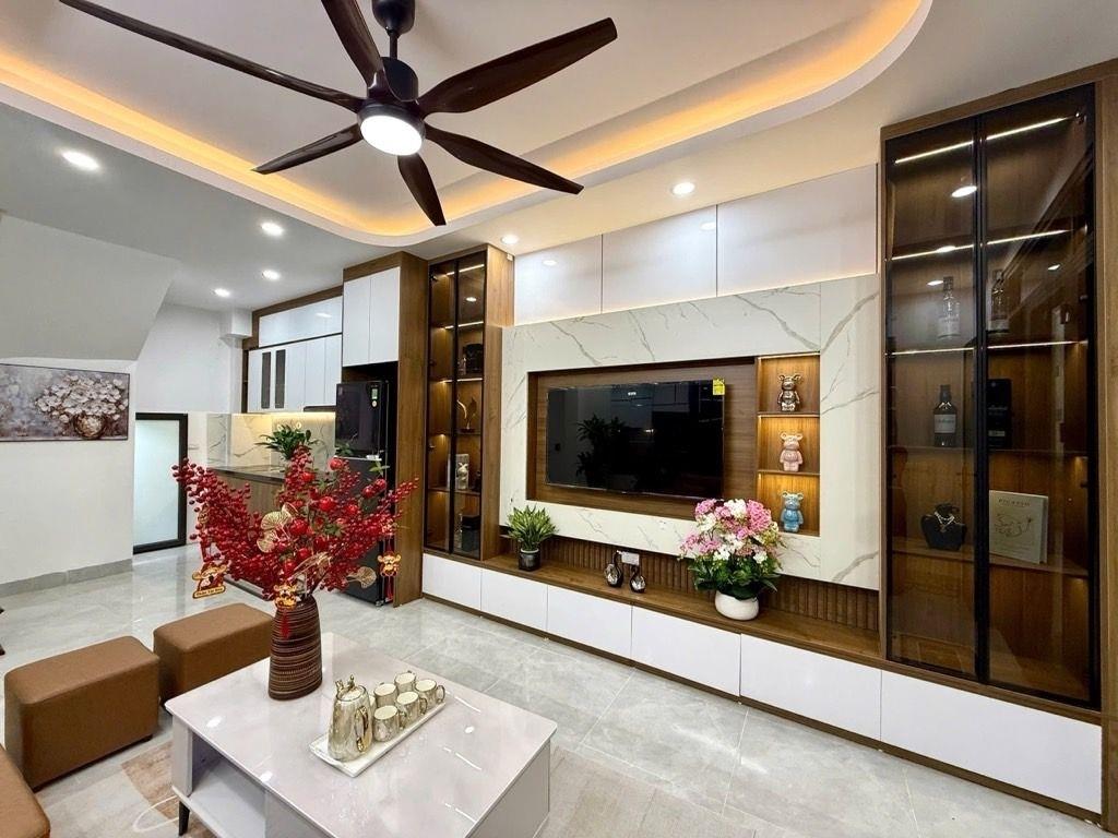 Cần bán ngay nhà 31 m2, hướng Đông-Bắc tại Đường Định Công Thượng - Hoàng Mai, giá 8,98 tỷ