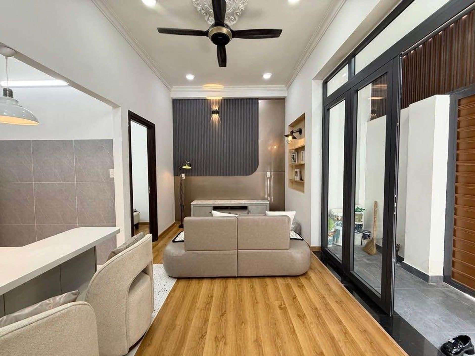 Cần bán gấp căn nhà đẹp 35 m2, hướng Đông tại Đường 1C - Bình Hưng Hòa A - Bình Tân, giá 2,5 tỷ