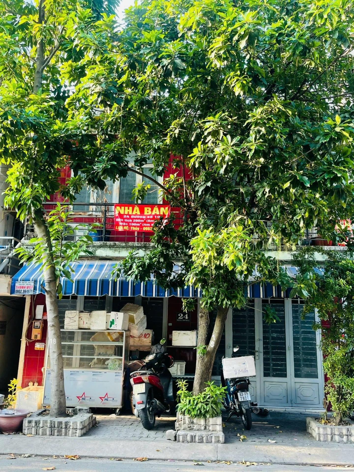 Bán nhanh nhà riêng sổ đỏ 200 m2, hướng Nam tại Đường Lý Phục Man - Quận 7, giá 31,5 tỷ