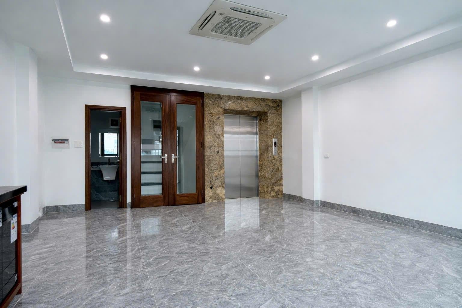 Cần bán gấp nhà mặt phố 68 m2, hướng Đông tại Đường Hồ Tùng Mậu - Bắc Từ Liêm, giá 16,5 tỷ