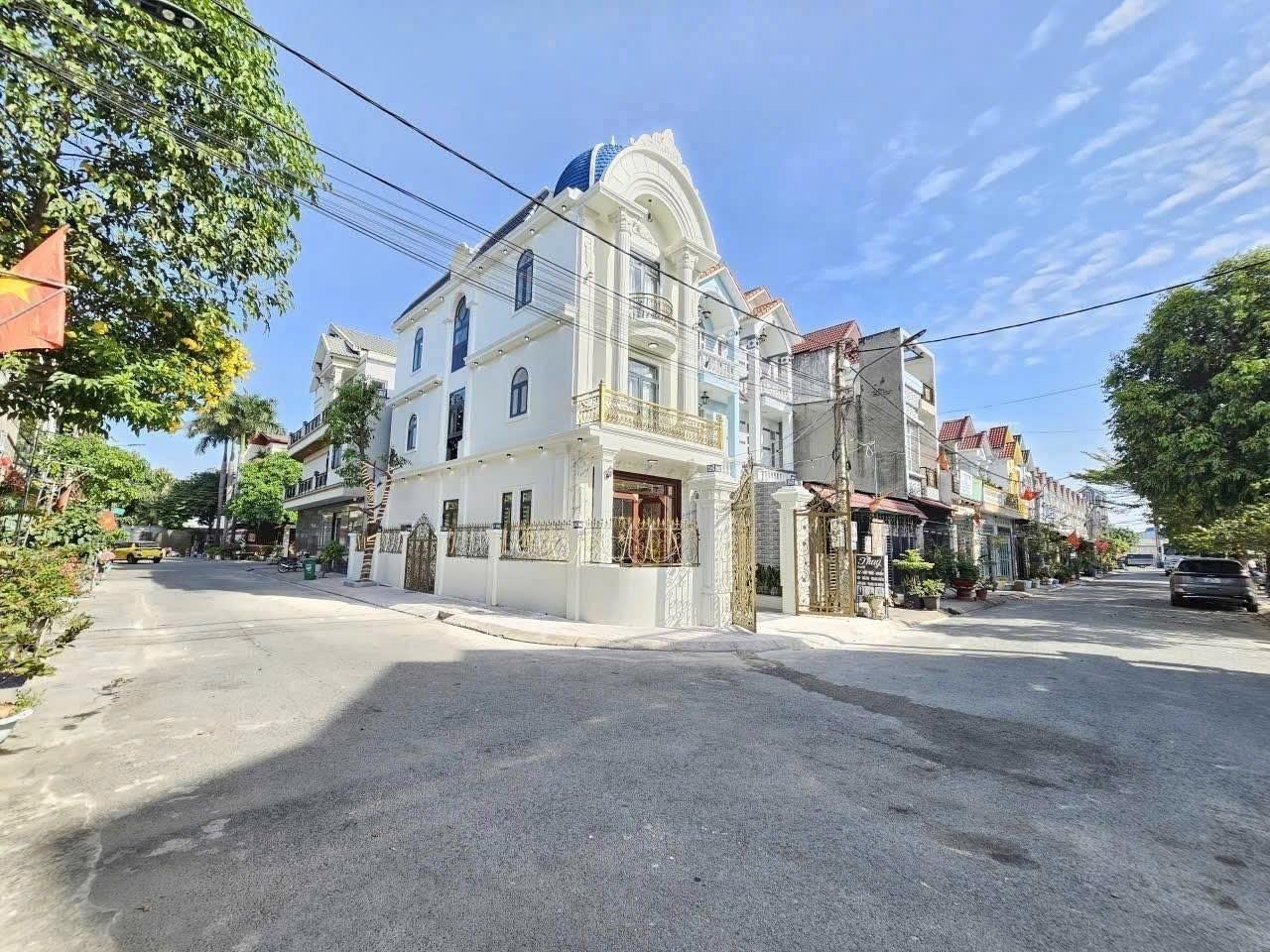 Bán gấp nhà 100 m2, hướng Nam tại Đường Lê Thị Trung - An Phú - Thuận An - Bình Dương, giá 7,7 tỷ