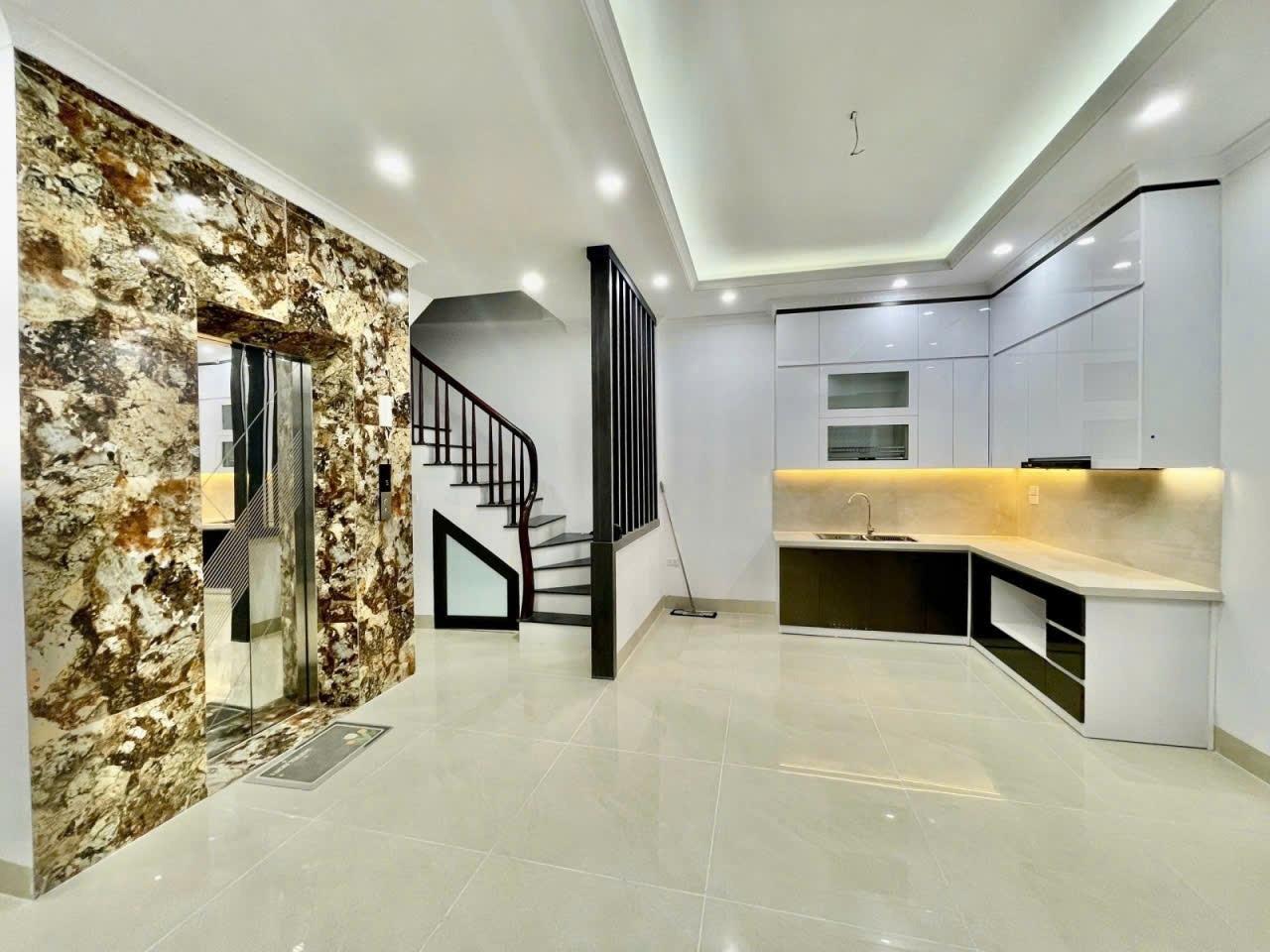 Sở hữu ngay nhà 50 m2, hướng Đông-Nam tại Đường Trần Duy Hưng - Trung Hòa - Cầu Giấy, giá 12,5 tỷ