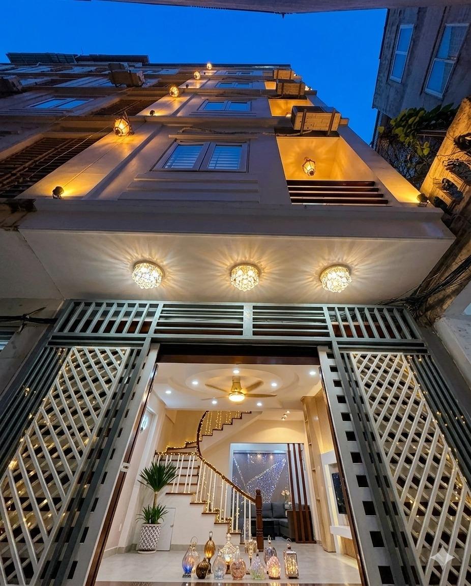 Cần bán nhanh nhà 50 m2, hướng Đông-Nam tại Đường Nguyễn Khánh Toàn - Cầu Giấy, giá 12 tỷ