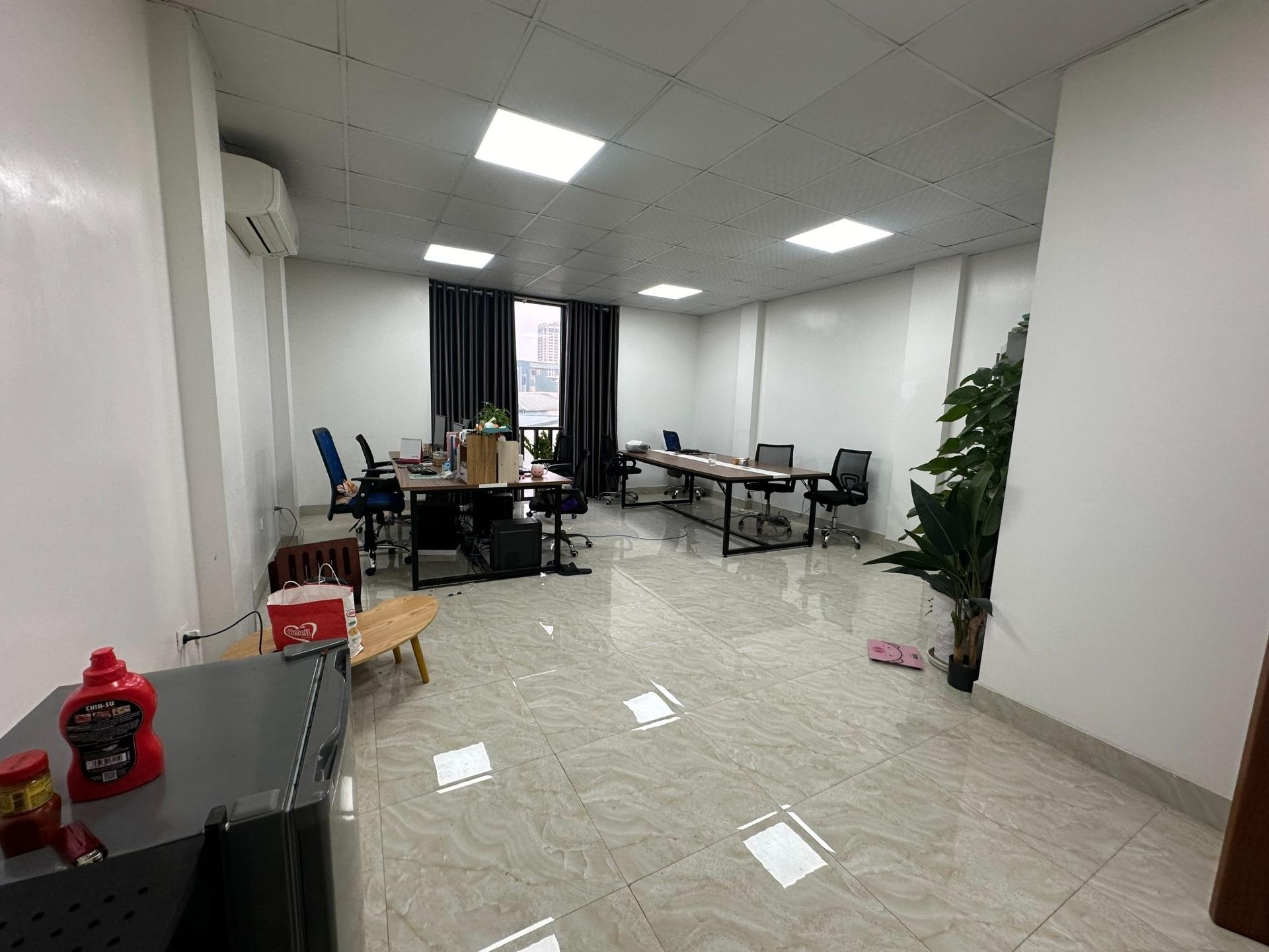 Cho thuê văn phòng ngõ 214 Nguyễn Xiển, 35 m2, văn phòng thoáng, sạch sẽ, toà nhà có thang máy