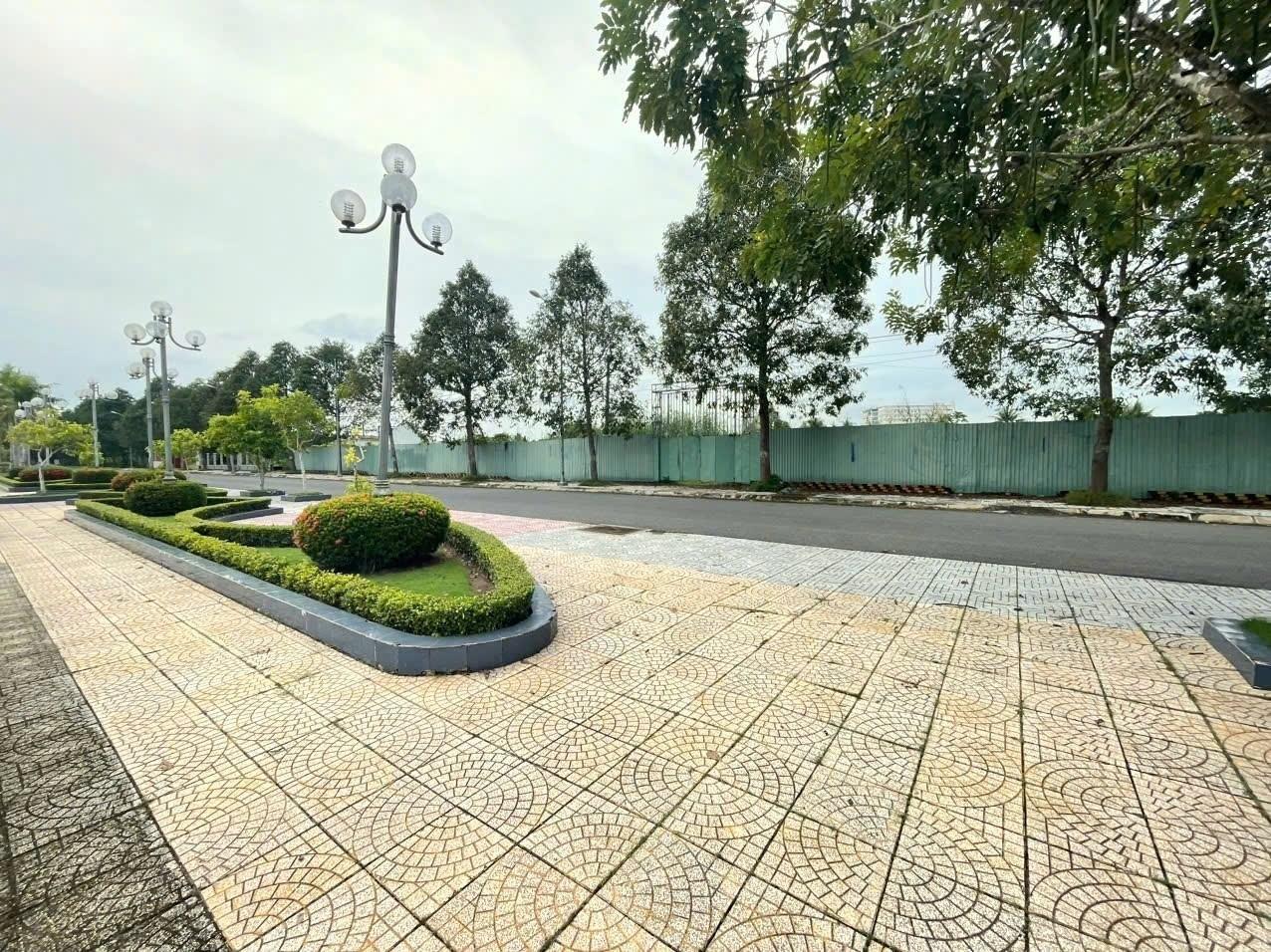 Cần bán ngay miếng đất 1988 m2 tại Đường Bờ Kênh - Trường An - Vĩnh Long - Vĩnh Long, giá 25,8 tỷ