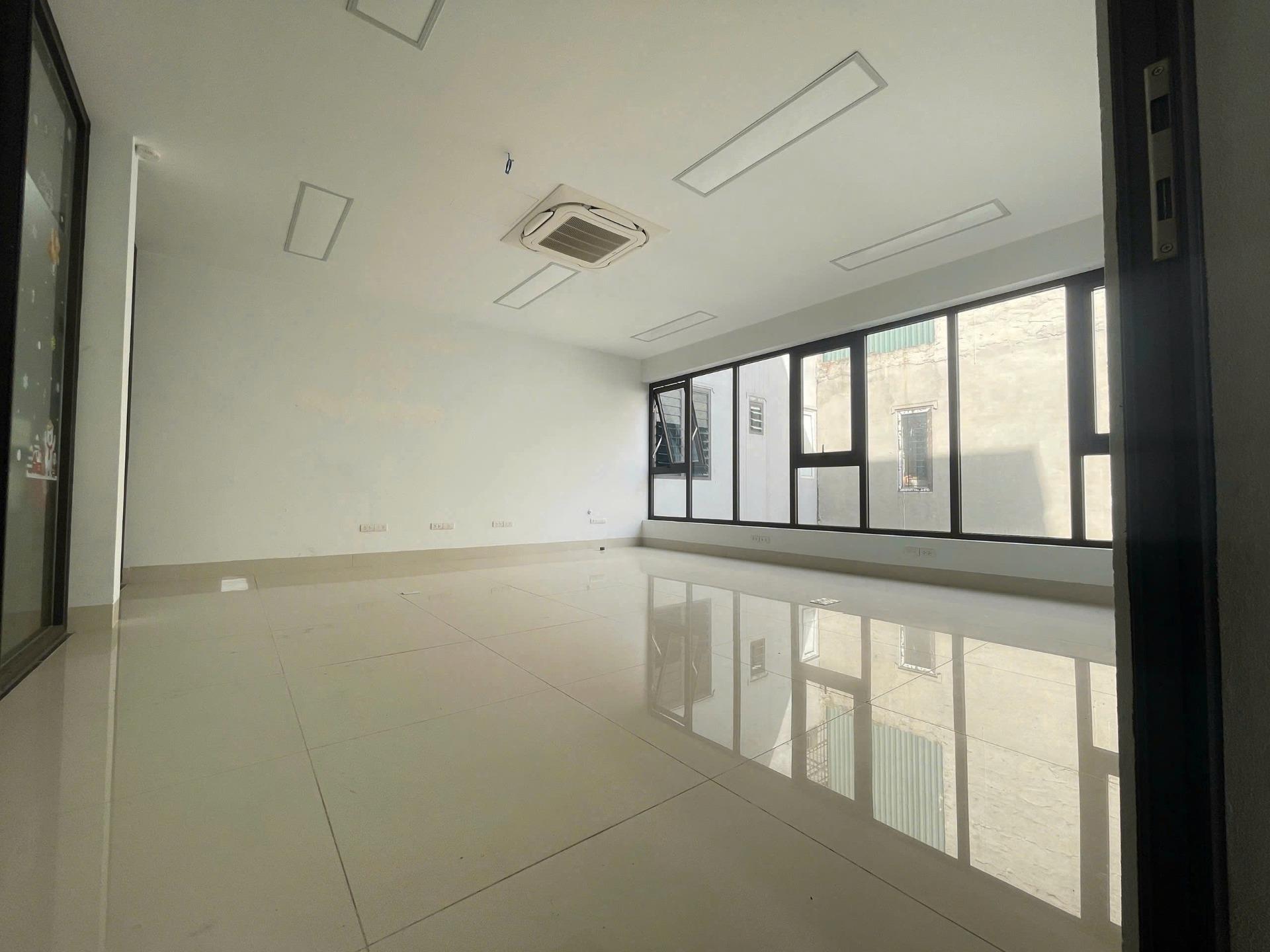 Cho thuê văn phòng Trung Văn Vinaconex 3 , 30 m2 như ảnh, toà nhà có thang máy, oto đỗ tiện