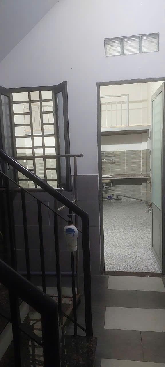 Cho thuê gấp phòng trọ 25 m2 tại Đường Tăng Bạt Hổ - 11 - Bình Thạnh, giá 3,7 triệu/tháng