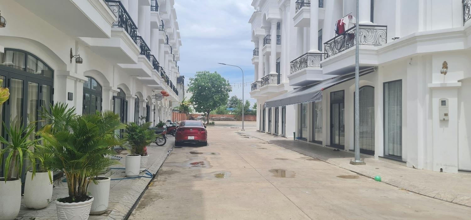 Cần bán gấp căn nhà phố shophouse 90 m2, giá 4,7 tỷ tại Tây Ninh - Tây Ninh