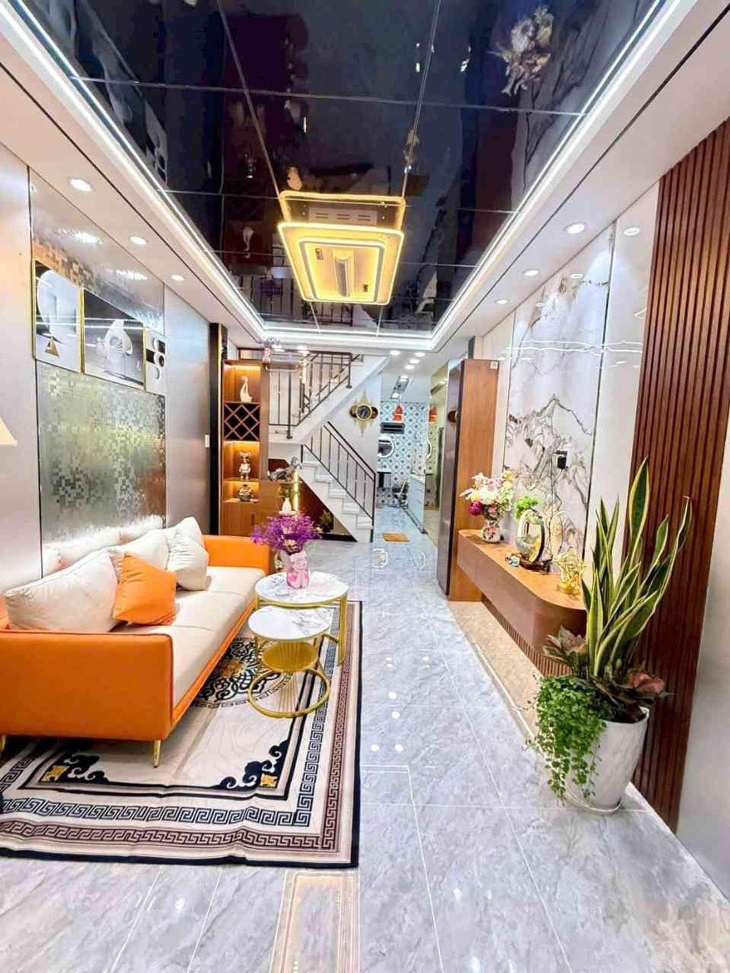 Cần bán gấp bán nhanh nhà sổ riêng 33 m2, hướng Đông-Nam tại Thủ Đức, giá 4,1 tỷ