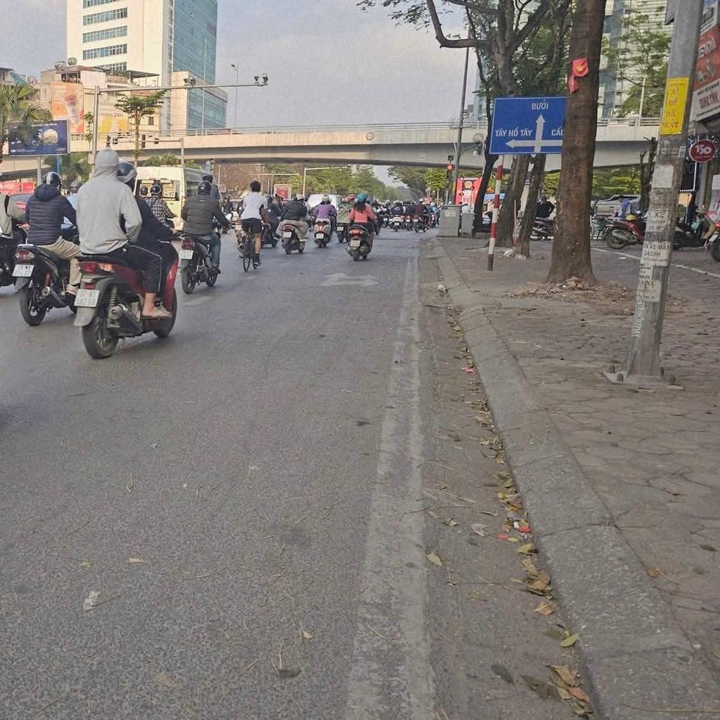 Chuyển nhượng nhà mặt phố đẹp 61 m2 tại Đường Hoàng Quốc Việt - Nghĩa Đô - Cầu Giấy, giá 41 tỷ