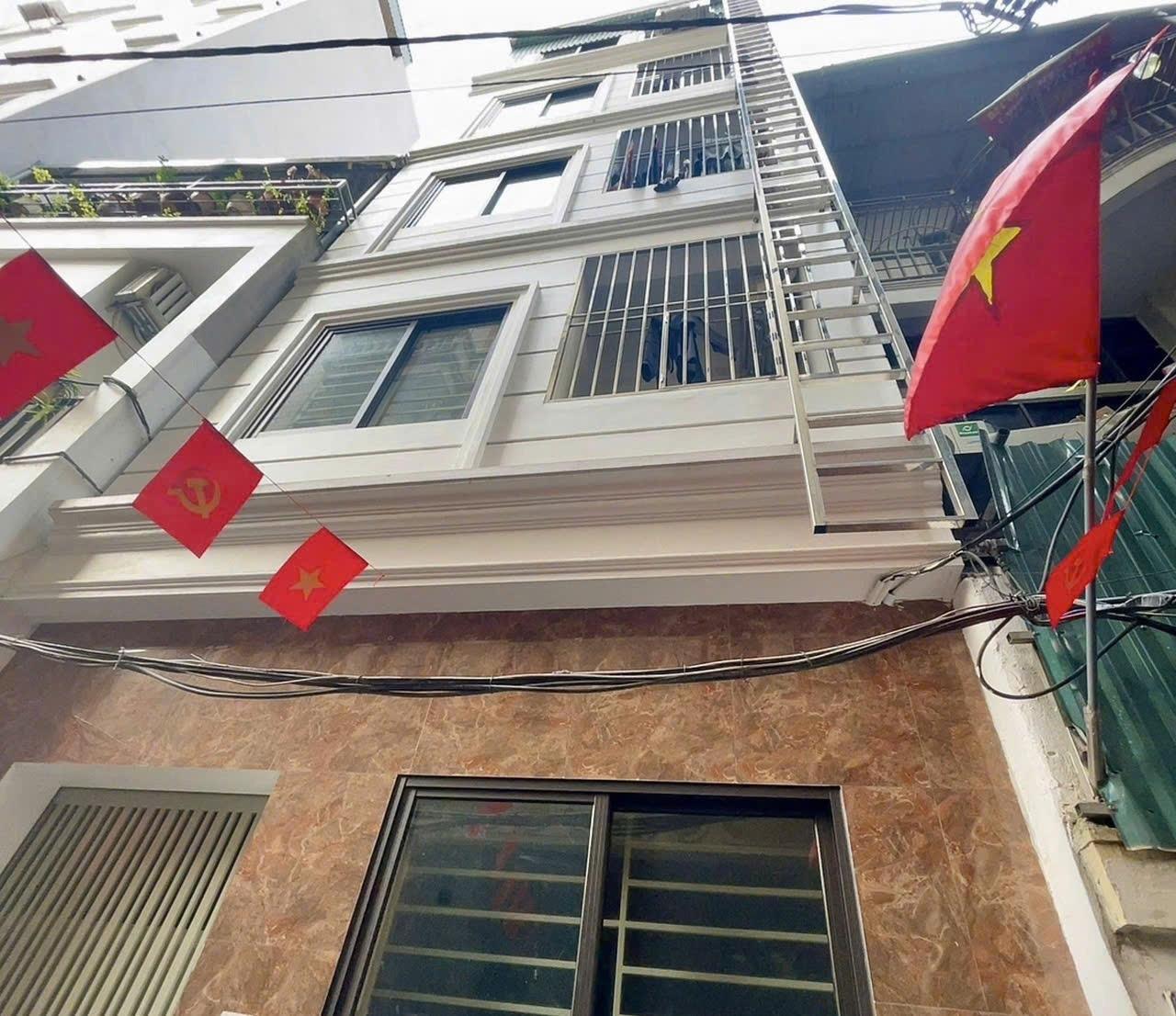 Cần bán ngay nhà riêng sổ đỏ 66 m2, hướng Đông-Bắc tại Đường Nguyễn Khang - Cầu Giấy, giá 15 tỷ