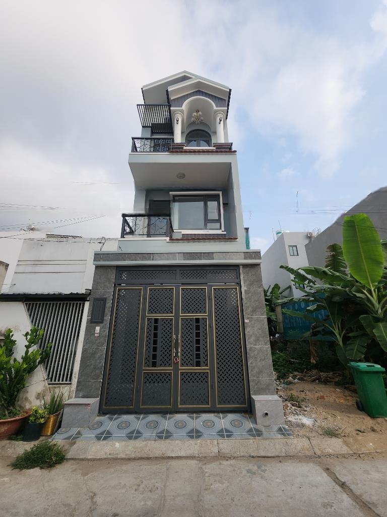 Cần bán gấp bán nhanh nhà riêng sổ đỏ 3 tầng, 56 m2, mặt tiền 4m tại Quận 9, giá 5,6 tỷ