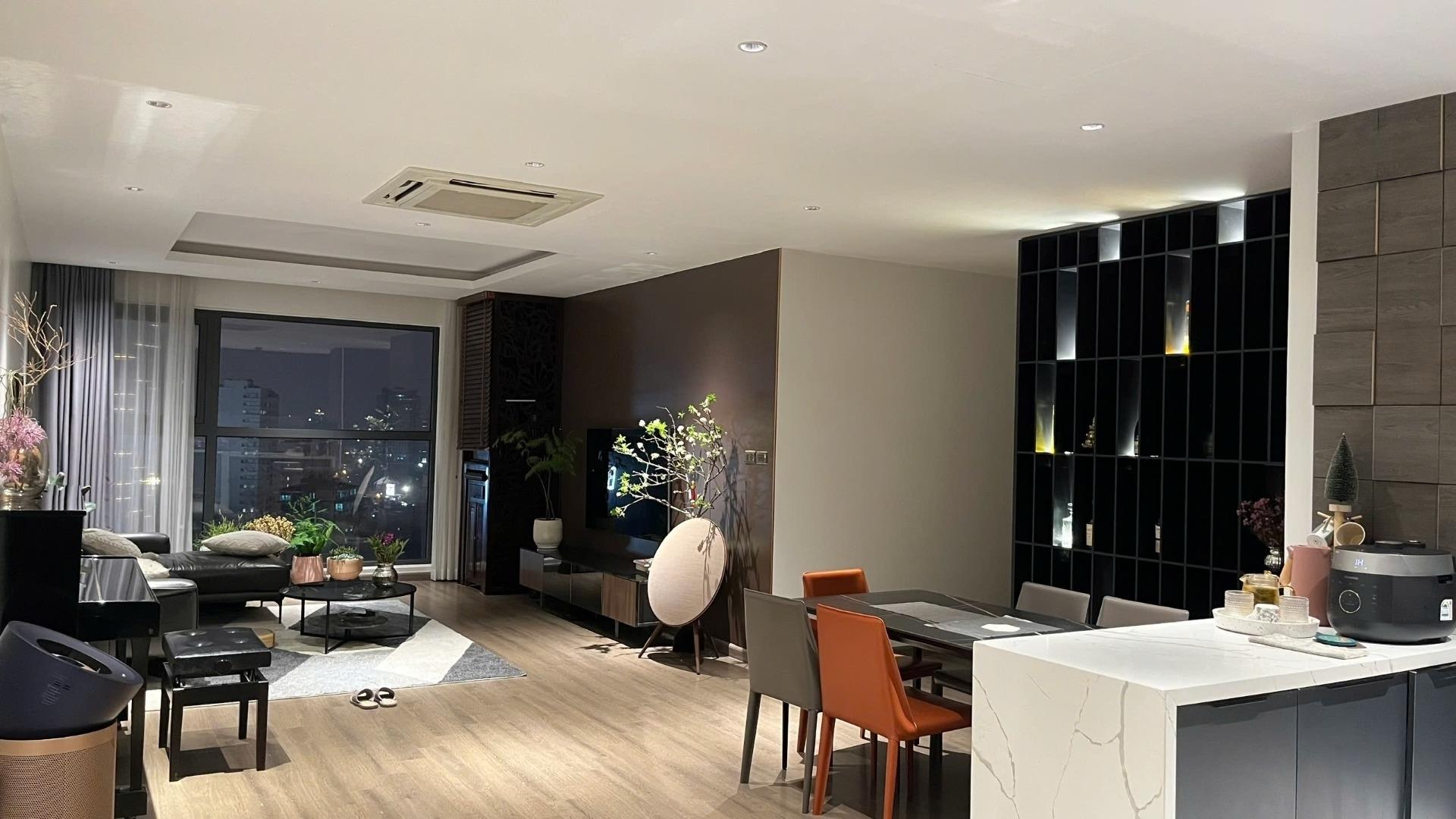 Chuyển nhượng căn hộ chung cư 121 m2, giá 15 tỷ tại Phường Dịch Vọng - Cầu Giấy - Hà Nội