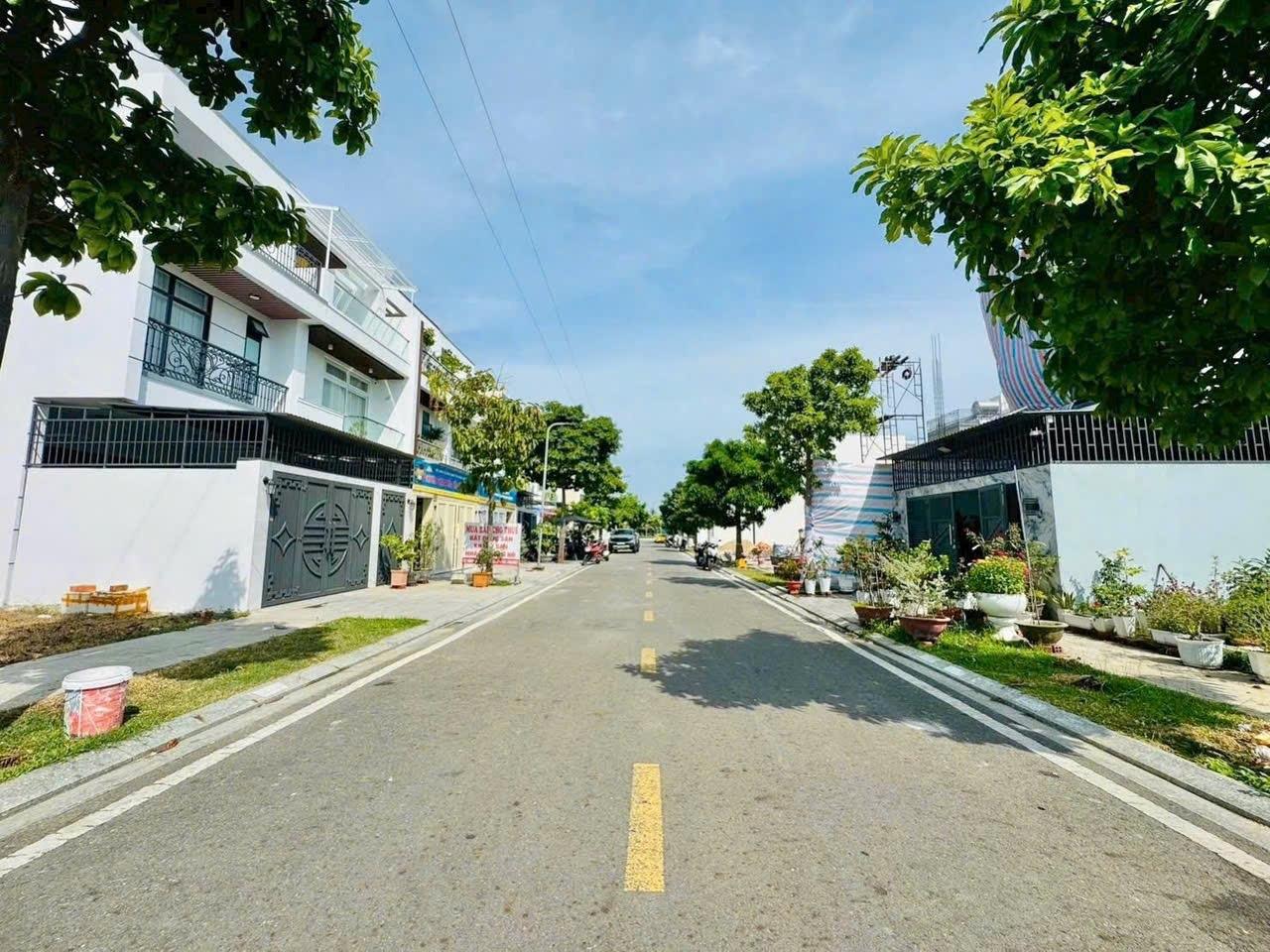 Bán gấp nền đất 100 m2, hướng Đông-Nam tại Xã Vĩnh Thái - Nha Trang - Khánh Hòa, giá 5,3 tỷ