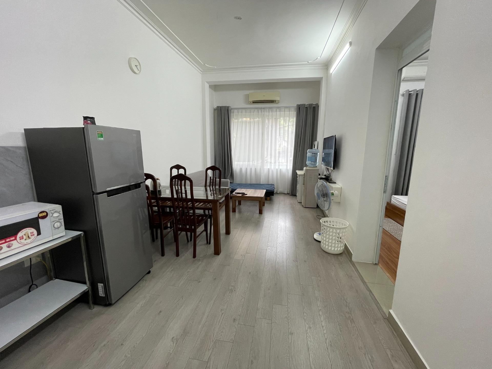 Cho thuê căn hộ dịch vụ full nội thất dịch vụ dọn dẹp ở trung tâm Linh Lang có ban công