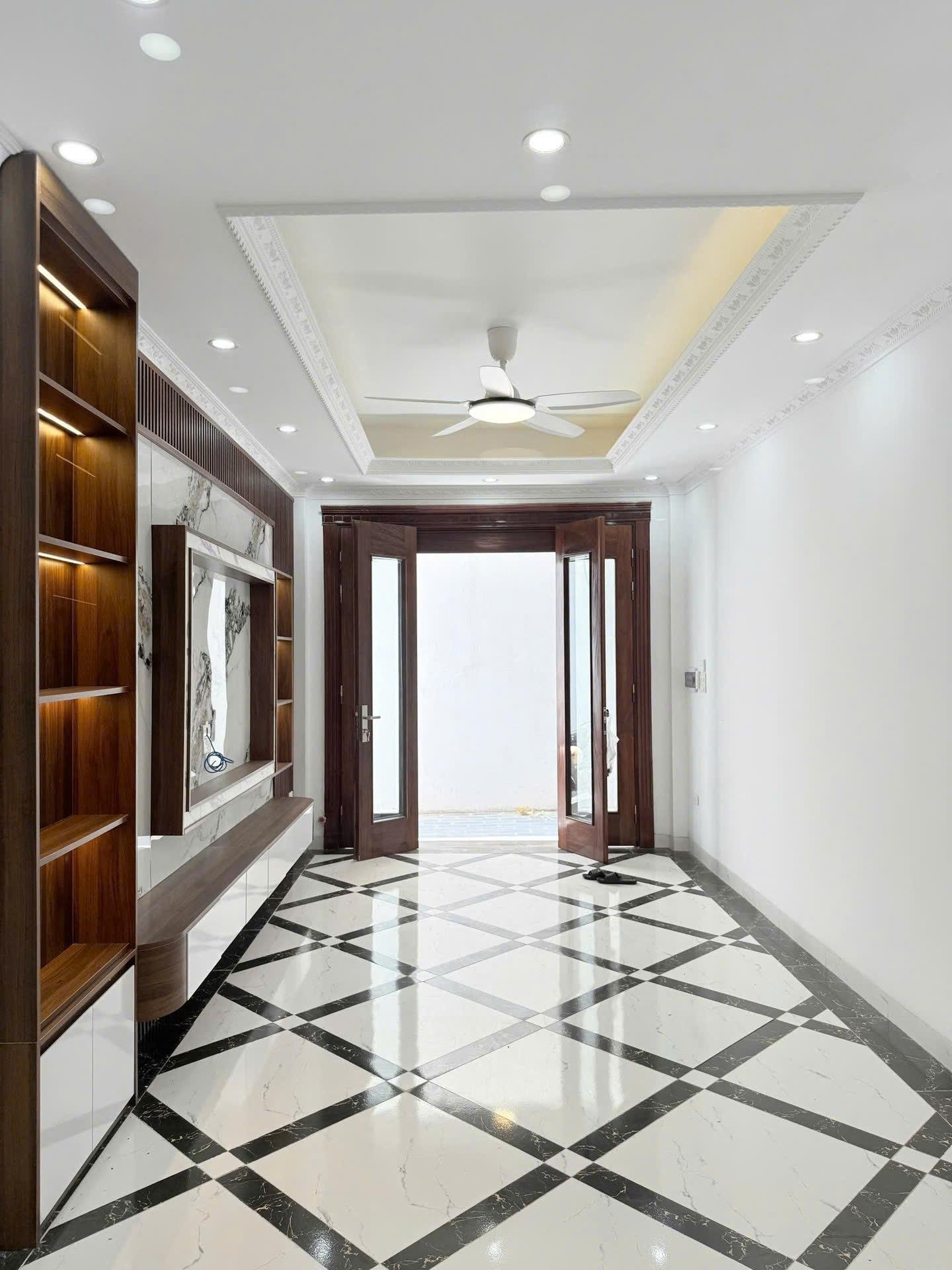 Cần bán gấp bán nhanh nhà riêng sổ đỏ 41 m2 tại Đường Nguyễn Văn Linh - Long Biên, giá 10,3 tỷ
