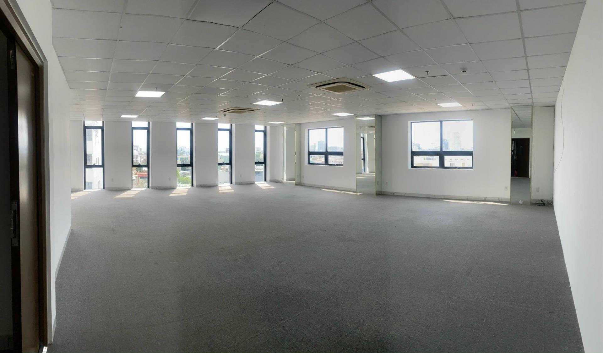 Văn phòng mới đẹp ngay Núi Thành – giá rẻ, có sẵn nội thất