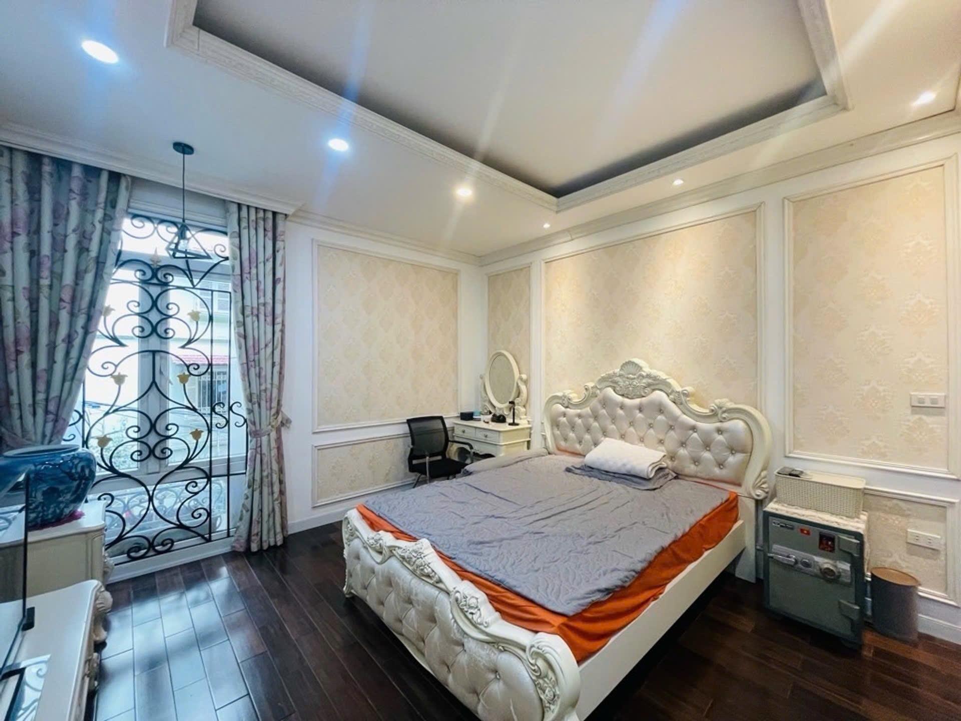 Sở hữu nhà mặt phố 60 m2 tại Phố Thái Hà - Trung Liệt - Đống Đa - Hà Nội, giá 15,5 tỷ