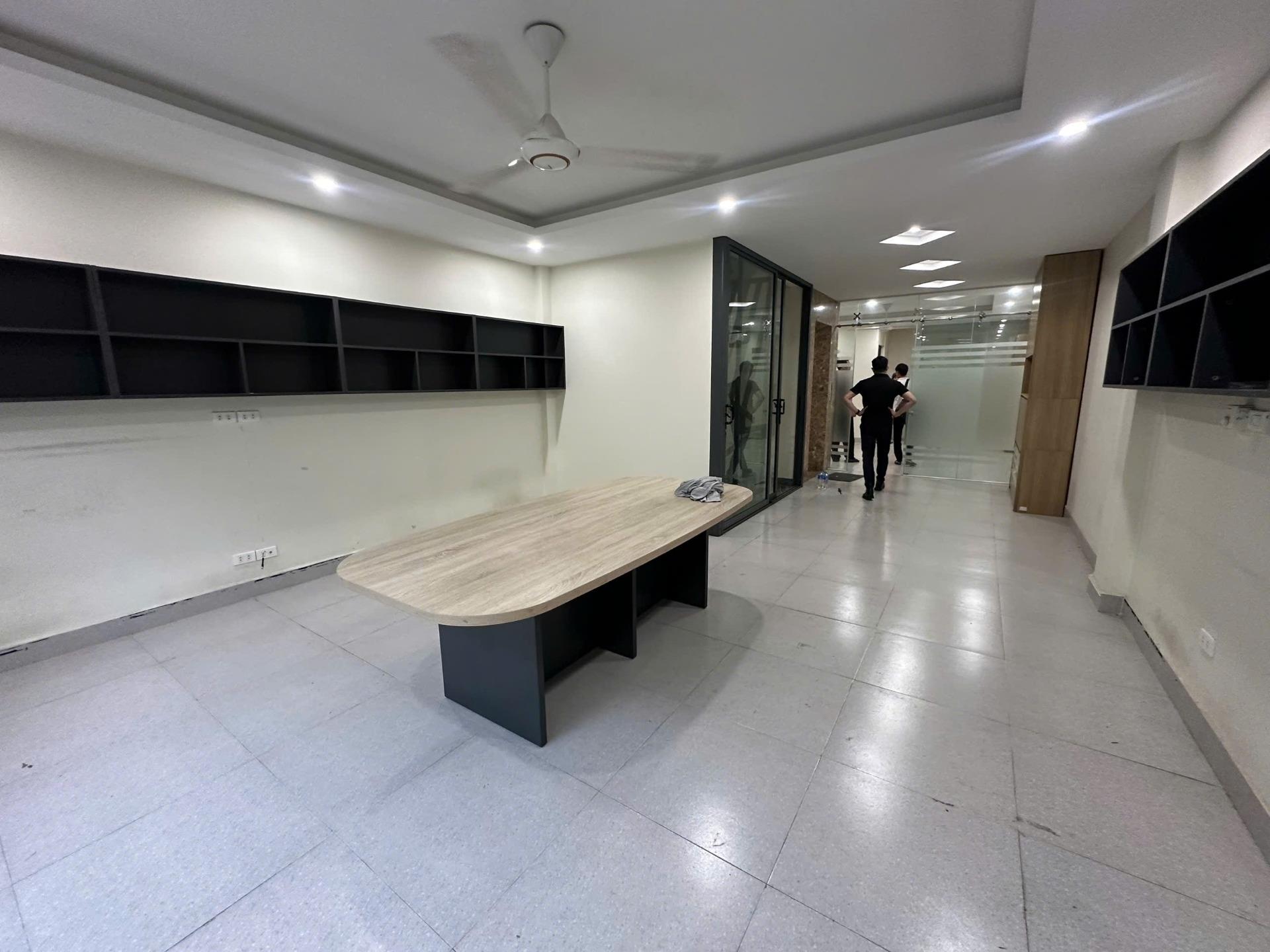 Cho thuê văn phòng Làng Việt Kiều Châu Âu, 65 m2/tầng, sàn đã ngăn phòng như ảnh