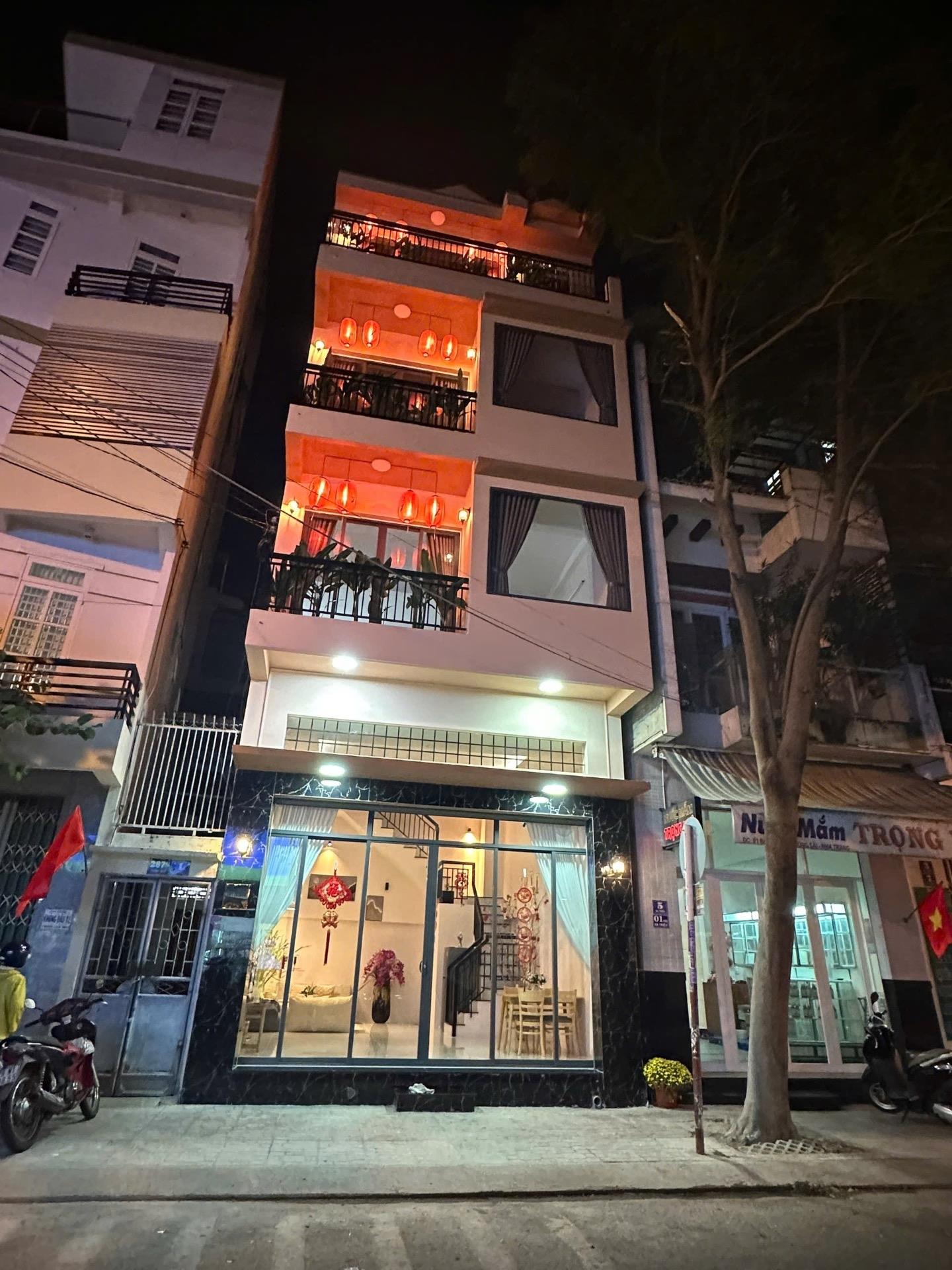Cần bán nhanh nhà phố 41,79999923706055 m2, hướng Tây tại Phố Bà Triệu - Nha Trang, giá 13,5 tỷ
