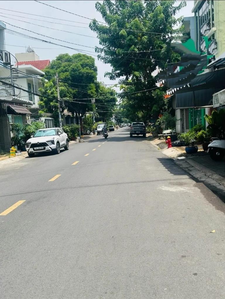 Cần bán gấp nhà mặt tiền 120 m2, mặt tiền 12m tại Đường Ỷ Lan - Hiệp Tân - Tân Phú, giá 13,5 tỷ