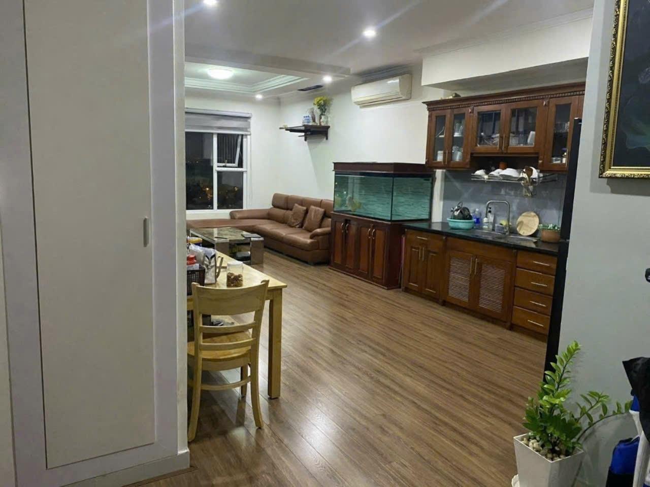 Cần cho thuê gấp căn hộ chung cư 60 m2 tại Đường Trường Sa - Quận 3, giá 11 triệu/tháng