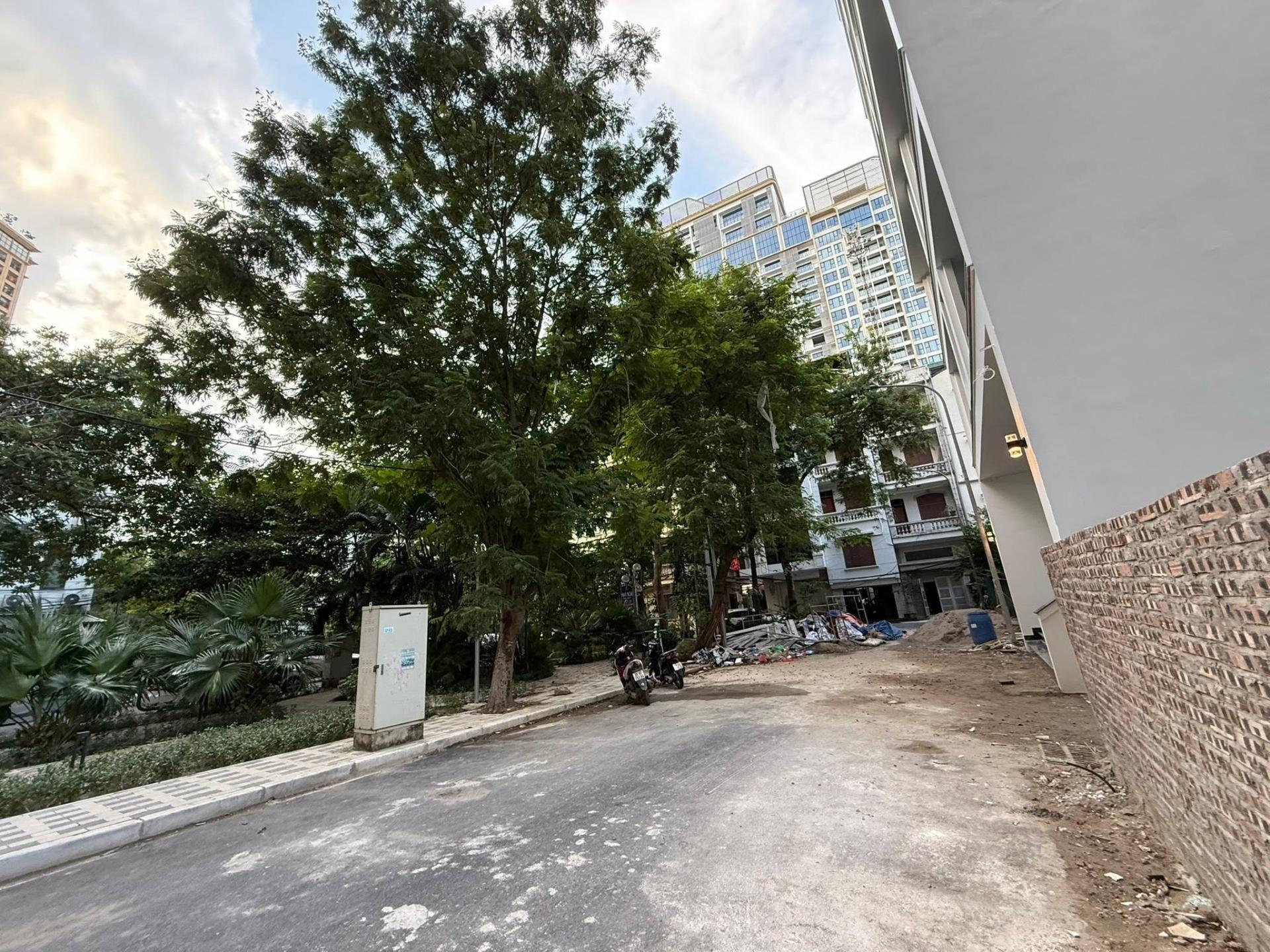 Cần bán ngay nhà 176 m2, hướng Tây tại đường Nguyễn Hoàng Tôn - Phú Thượng - Tây Hồ, giá rẻ