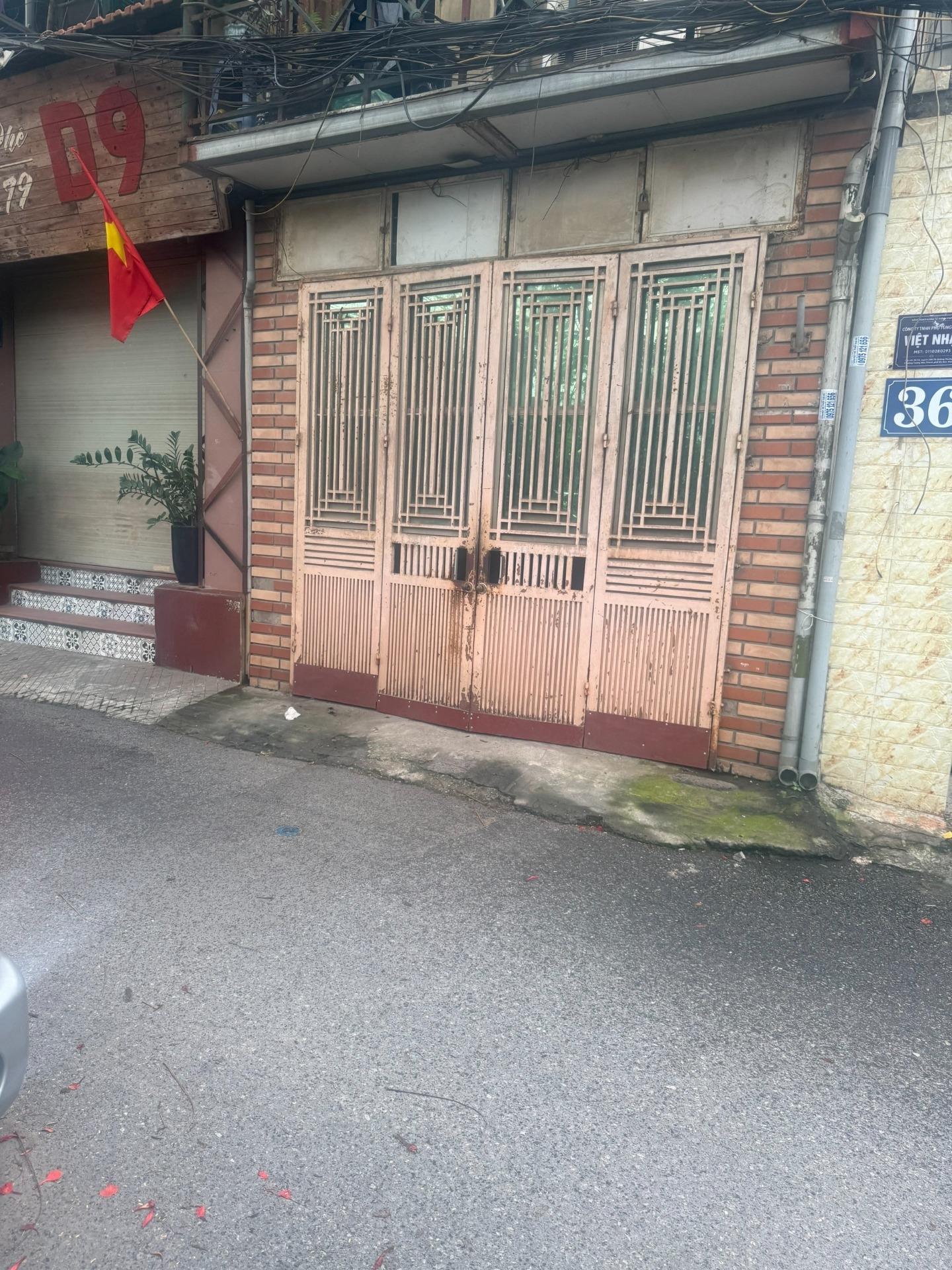 Cho thuê căn nhà mặt phố tại Đường Tam Trinh - Tương Mai - Hoàng Mai, 300 m2, giá 15 triệu/tháng
