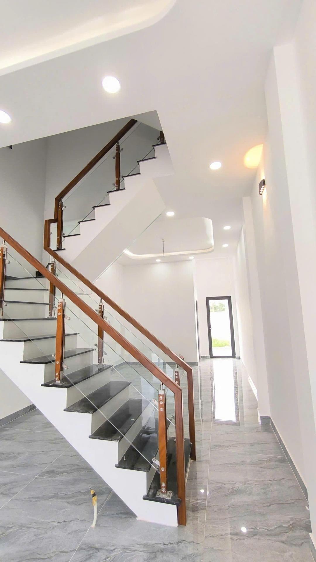 Bán nhanh nhà sổ riêng 120 m2, hướng Tây-Bắc tại Đường Hồ Văn Cống - Thủ Dầu Một, giá 2 tỷ