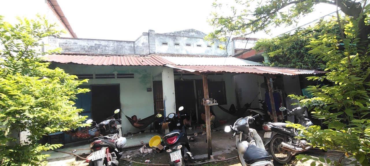 Cần bán ngay nhà riêng sổ đỏ 300 m2, hướng Đông-Nam tại Tân Uyên, thỏa thuận