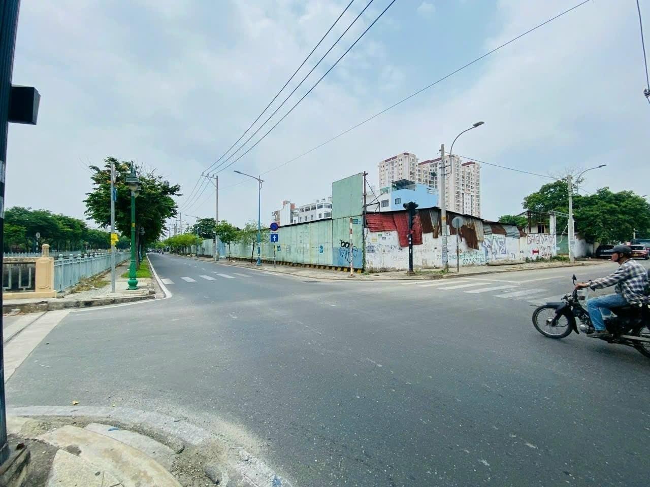 Sở hữu ngay nhà mặt phố 3852 m2 tại Đường Kênh Tân Hóa - Hòa Thạnh - Tân Phú, giá 240 tỷ