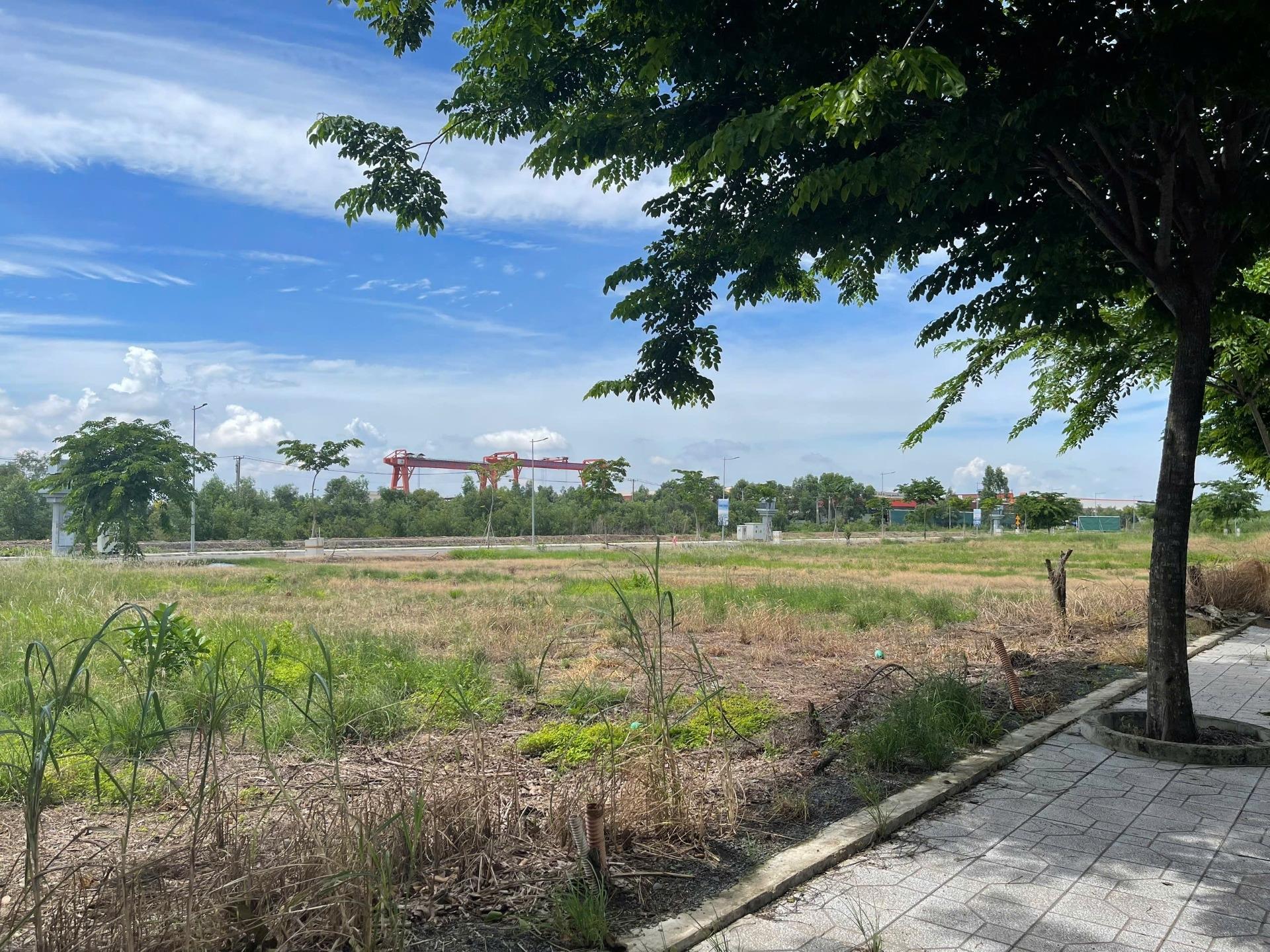 Cần bán gấp bán nhanh lô đất nền 90 m2, hướng Nam tại Đức Hòa - Long An, giá 2,7 tỷ
