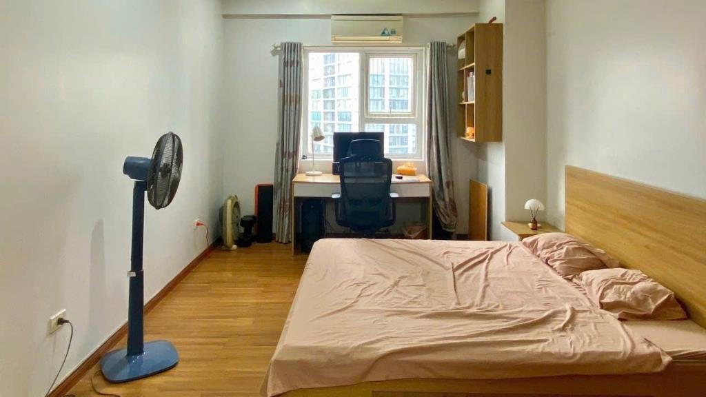 Cần bán gấp căn 2 phòng ngủ, 70 m2, giá 4 tỷ tại Đường Cổ Linh - Thạch Bàn - Long Biên - Hà Nội