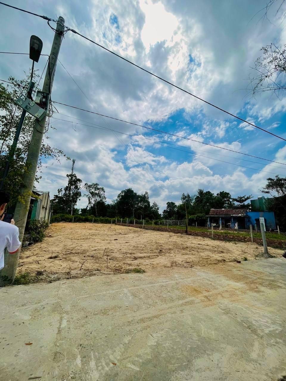 Cần bán gấp bán nhanh nền đất 200 m2, hướng Đông-Bắc tại Điện Bàn - Quảng Nam, giá 1,29 tỷ