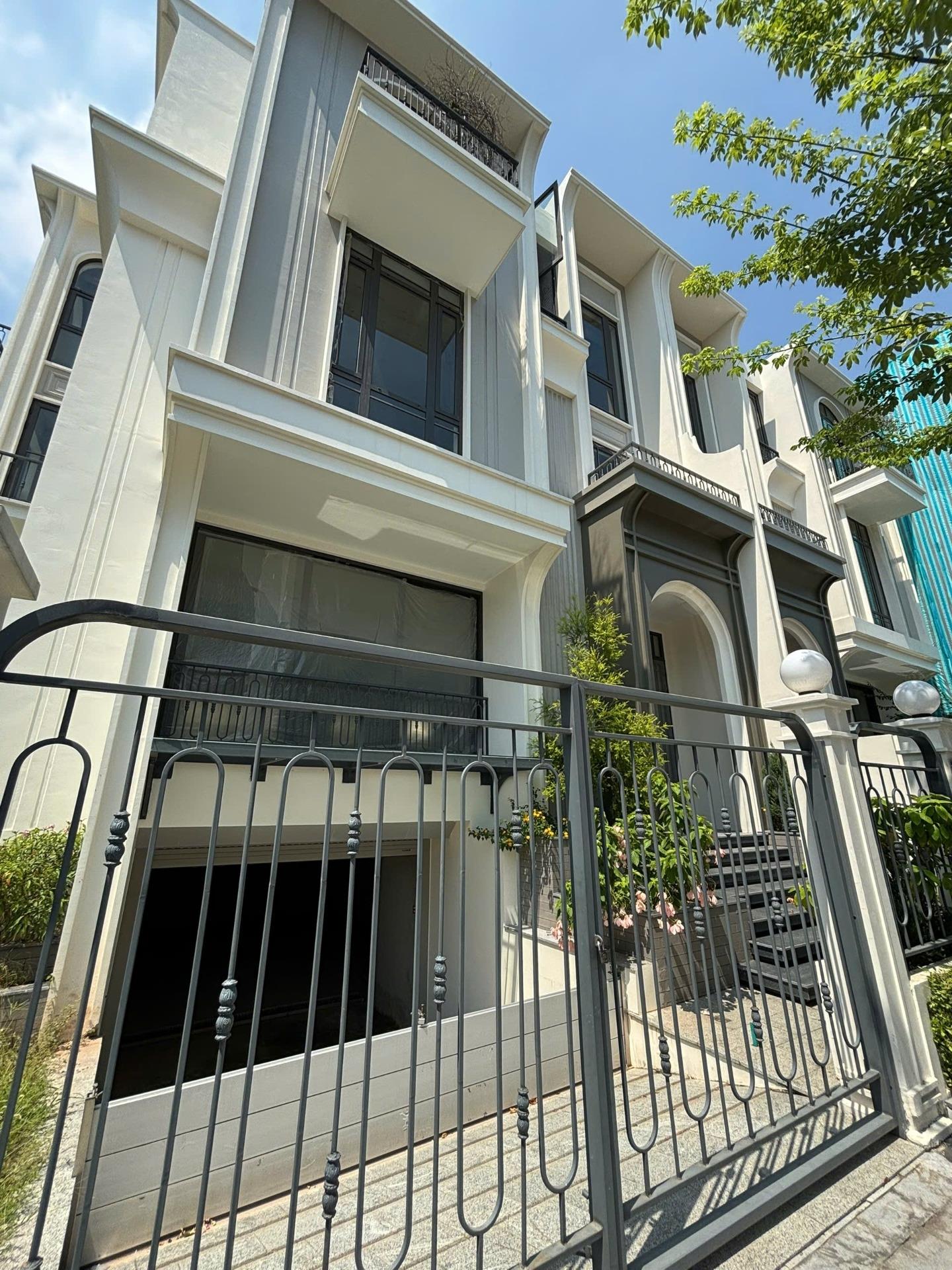 Chuyển nhượng biệt thự siêu đẹp 120 m2, thỏa thuận tại Đường Lạc Long Quân - Tây Hồ - Hà Nội