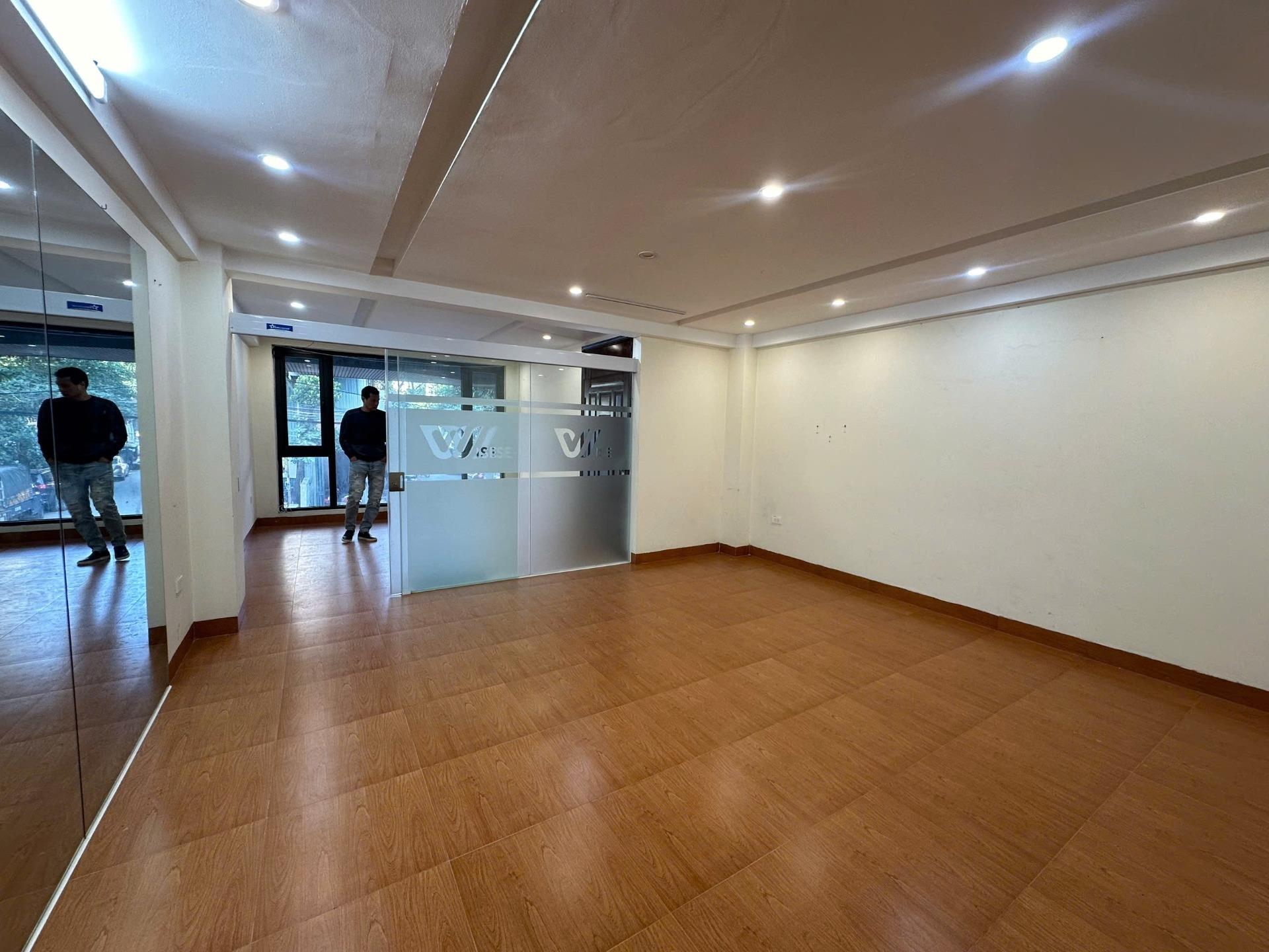 Cho thuê văn phòng 60 m2,- Vạn Phúc, đã ngăn 2 phòng như hình, view thoáng