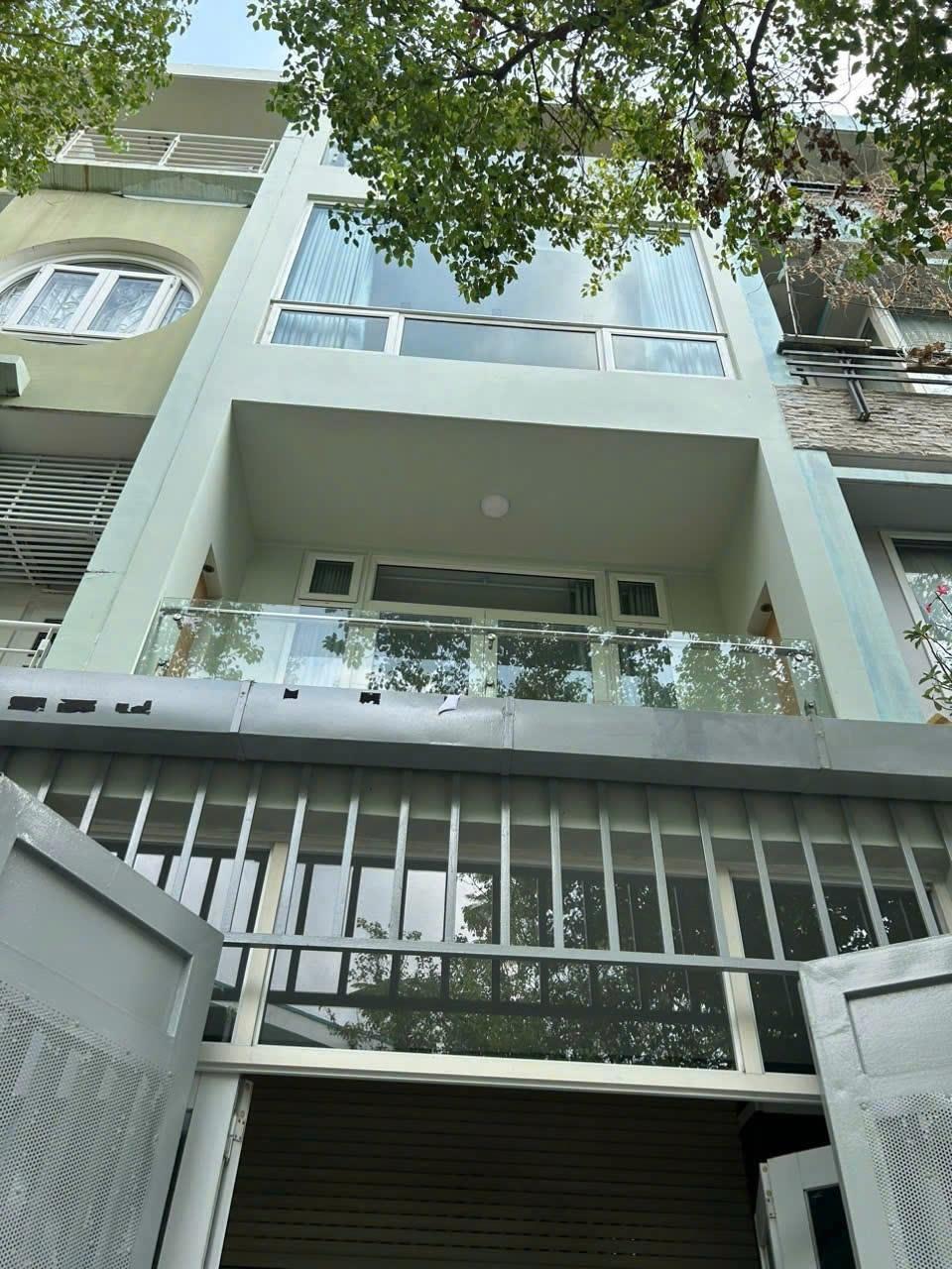 Sở hữu nhà mặt phố đẹp 72 m2, hướng Nam tại Phường Tân Phong - Quận 7, giá 16,9 tỷ