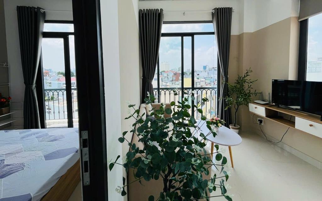 Cho thuê căn hộ đầy đủ tiện nghi ngay Phan Xích Long, thang máy, view Q1 lầu cao thoáng