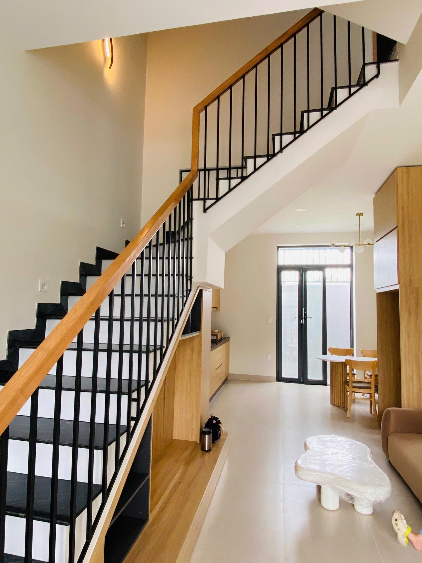Bán gấp nhà sổ riêng 59 m2, hướng Đông-Bắc tại Đường Nguyễn Xiển - Quận 9, giá 6,2 tỷ