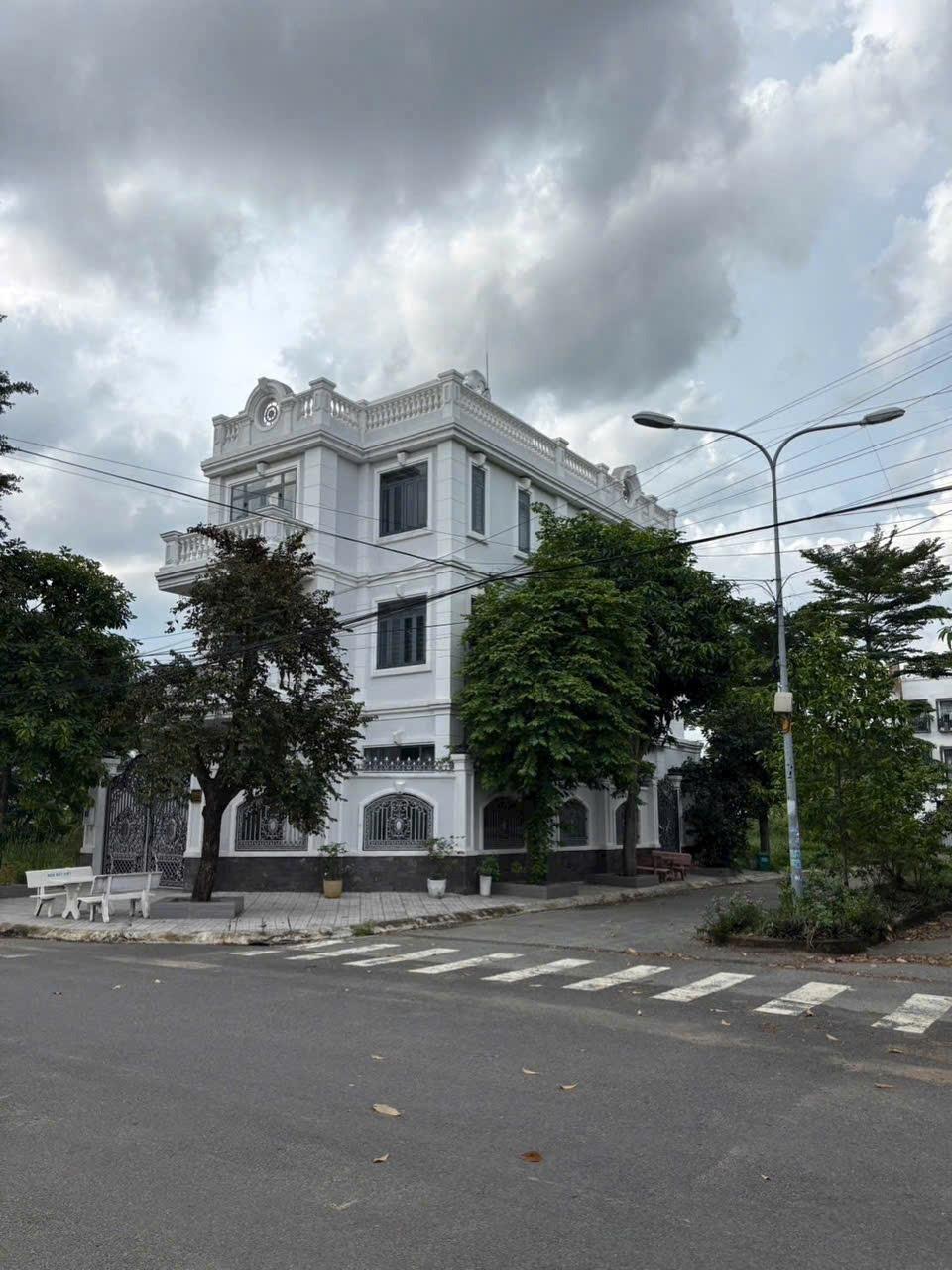Cần bán ngay nhà lk 148 m2, giá 18,2 tỷ tại Đường Bưng Ông Thoàn - Quận 9 - TP Hồ Chí Minh