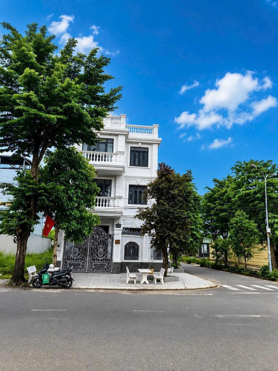 Bán gấp nhà mặt phố đẹp 148 m2, hướng Tây-Nam tại Đường Bưng Ông Thoàn - Quận 9, giá 18,2 tỷ