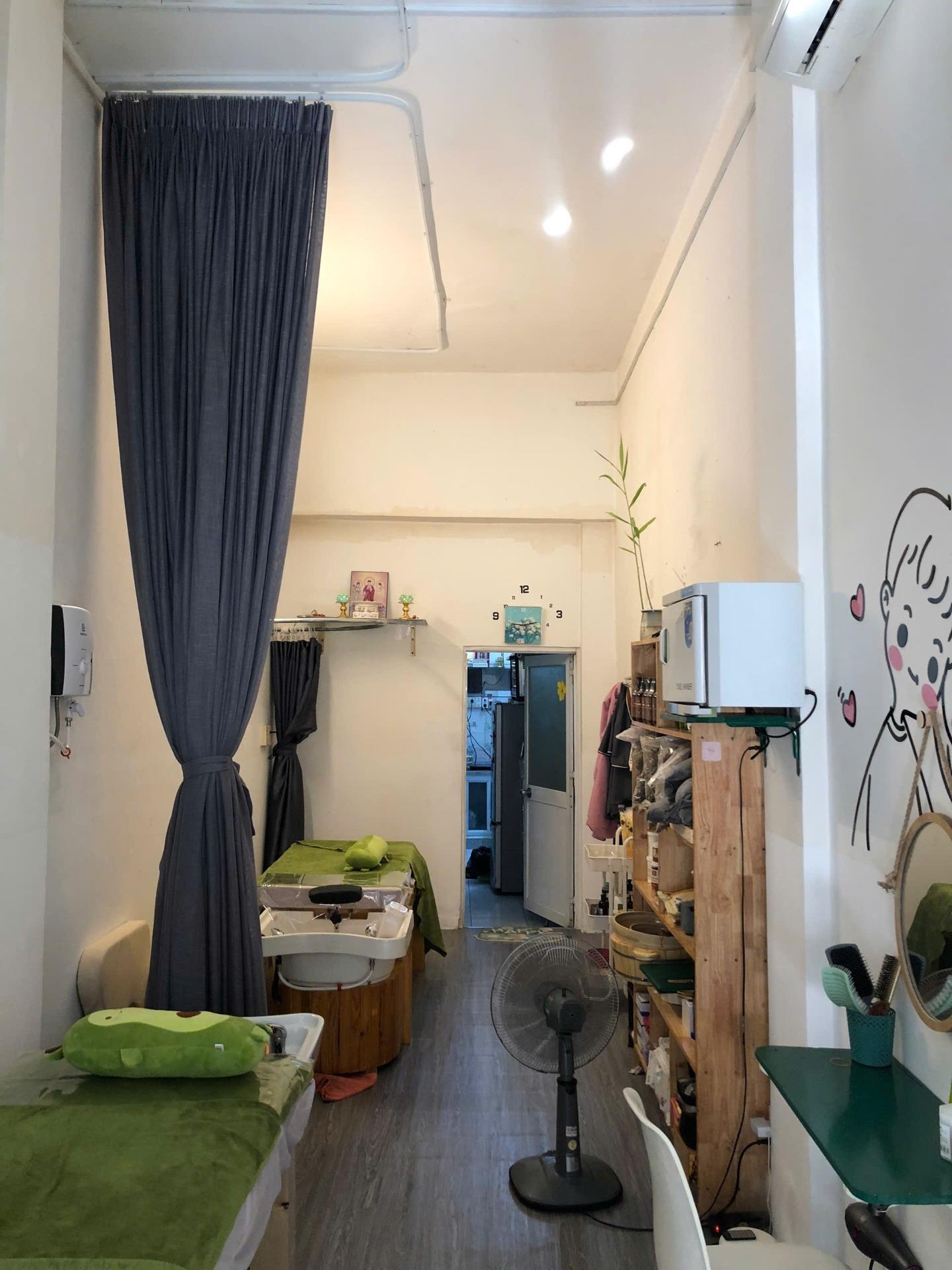 Bán gấp nhà mặt phố đẹp 33 m2, hướng Đông-Nam tại Phường Tân Định - Quận 1, giá 11,5 tỷ