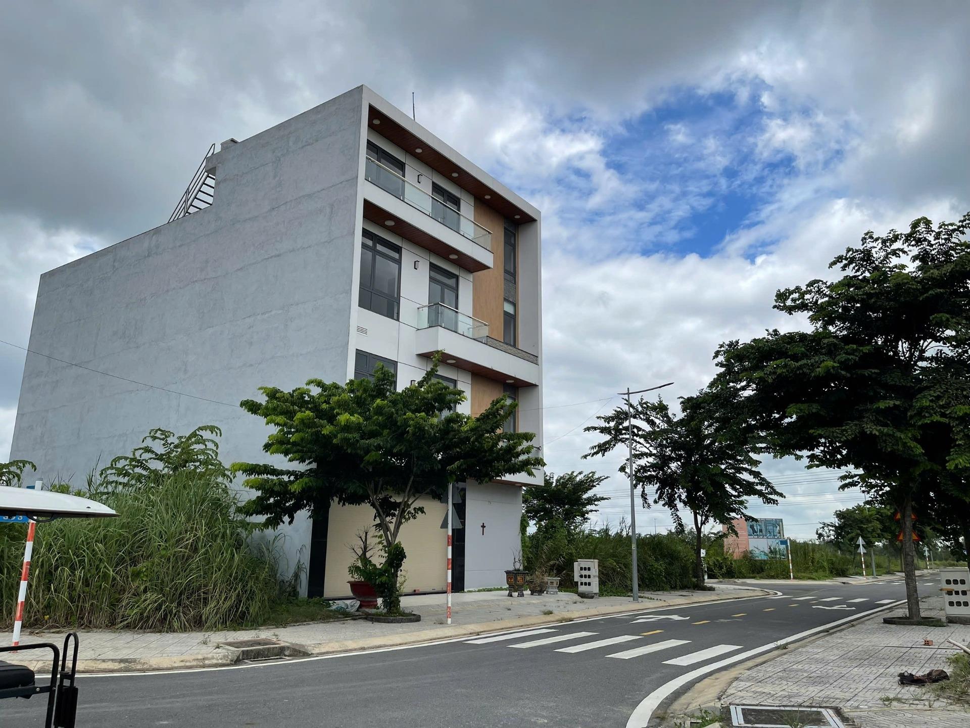 Chuyển nhượng nhà phố thương mại 280 m2, giá 3,6 tỷ tại Đường 10 - Đức Hòa - Long An