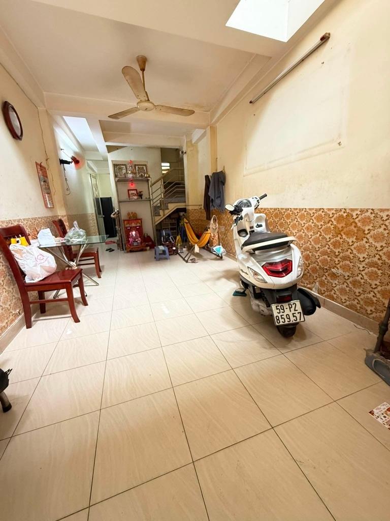 Bán gấp nhà sổ hồng riêng 5 tầng, 37 m2, mặt tiền 31m tại Quận Tân Bình, giá 5,45 tỷ