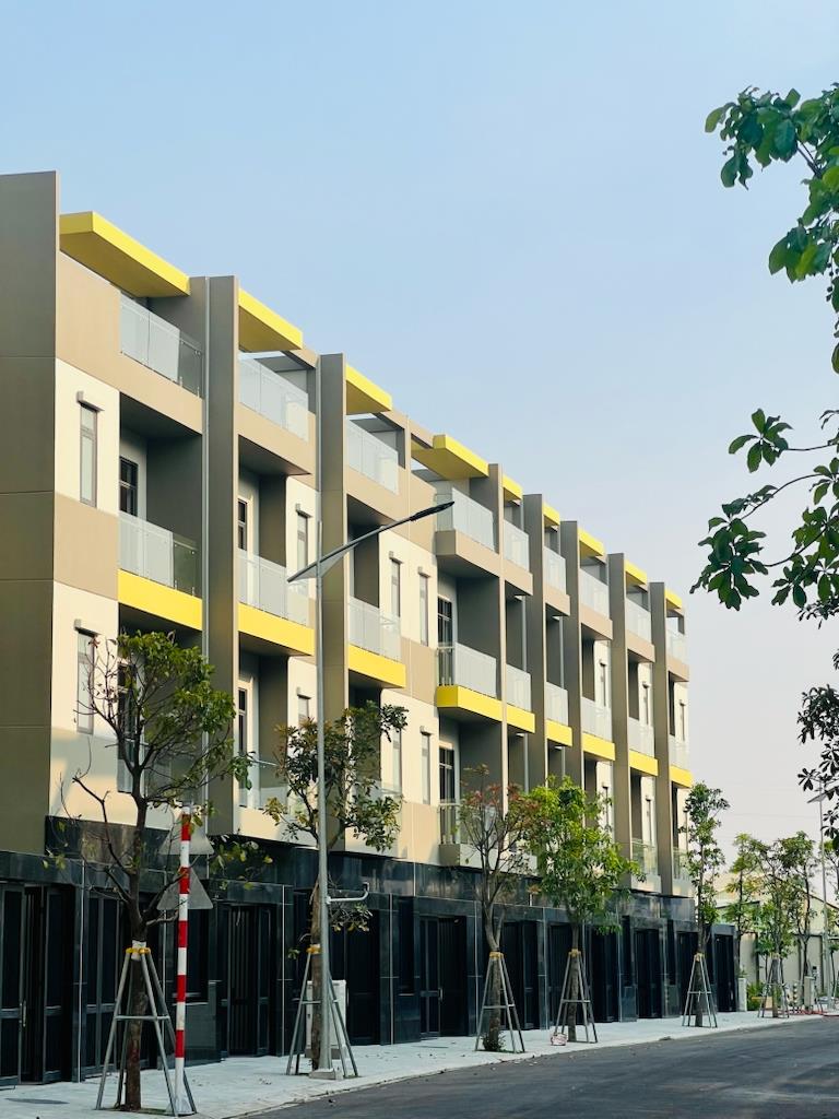 Cần bán nhanh căn nhà phố shophouse 4 tầng, 140 m2, giá 8,27 tỷ tại Dĩ An - Bình Dương