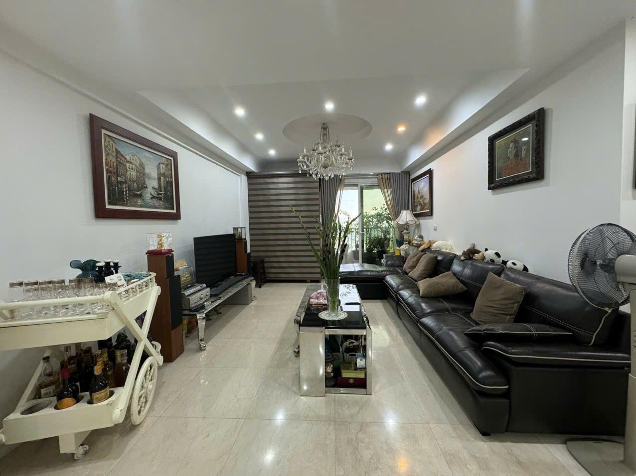 Chuyển nhượng căn chung cư 182 m2, giá 18,5 tỷ tại Đường Lạc Long Quân - Tây Hồ - Hà Nội