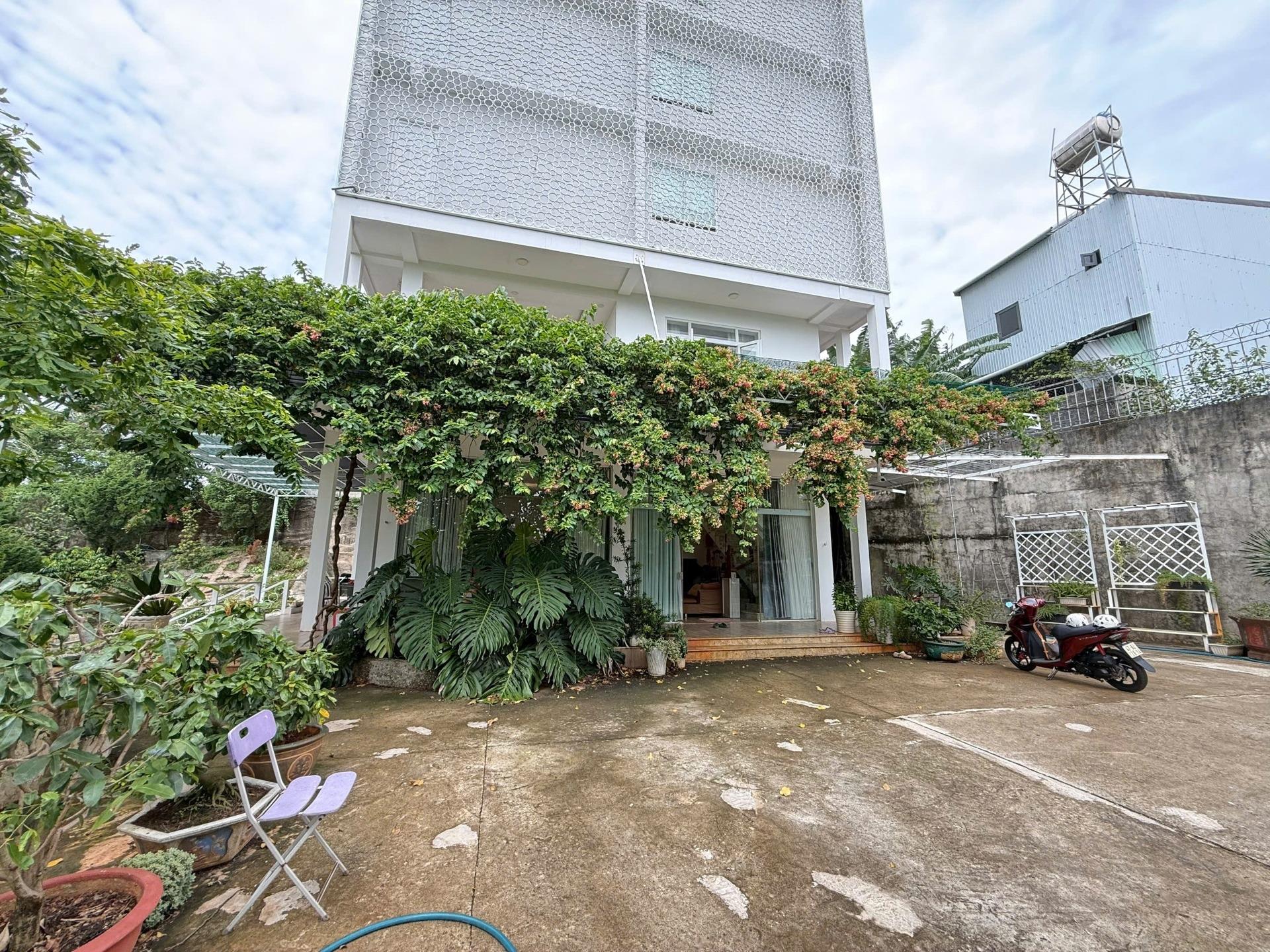 Chuyển nhượng căn biệt thự 1753 m2, giá rẻ tại Thành phố Buôn Ma Thuột - Đắk Lắk